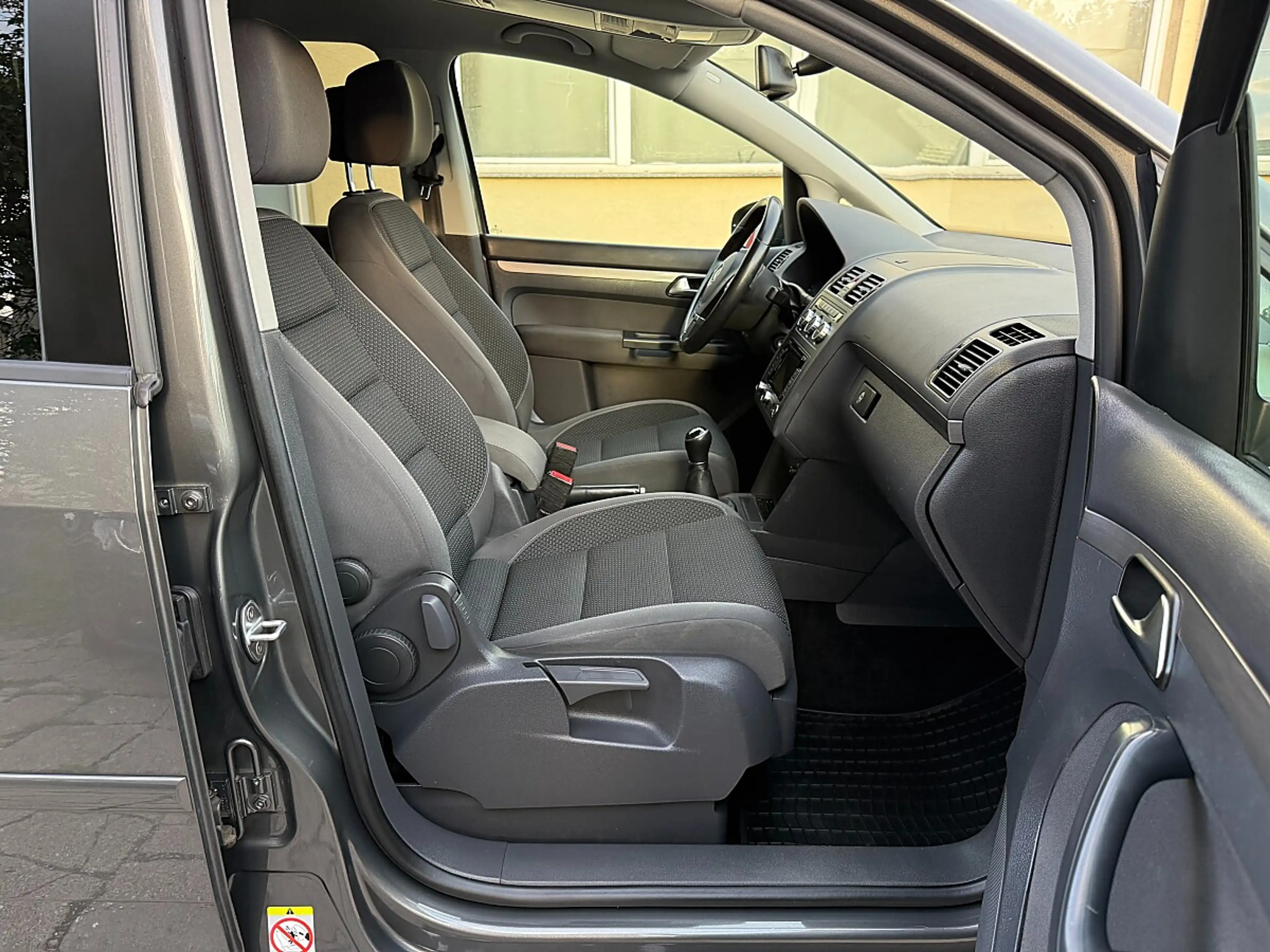 Volkswagen Touran 1.6 TDI Comf.ANHÄNGERKUPP.-NAVI-1/3 ZINSFREI FI... — photo 12
