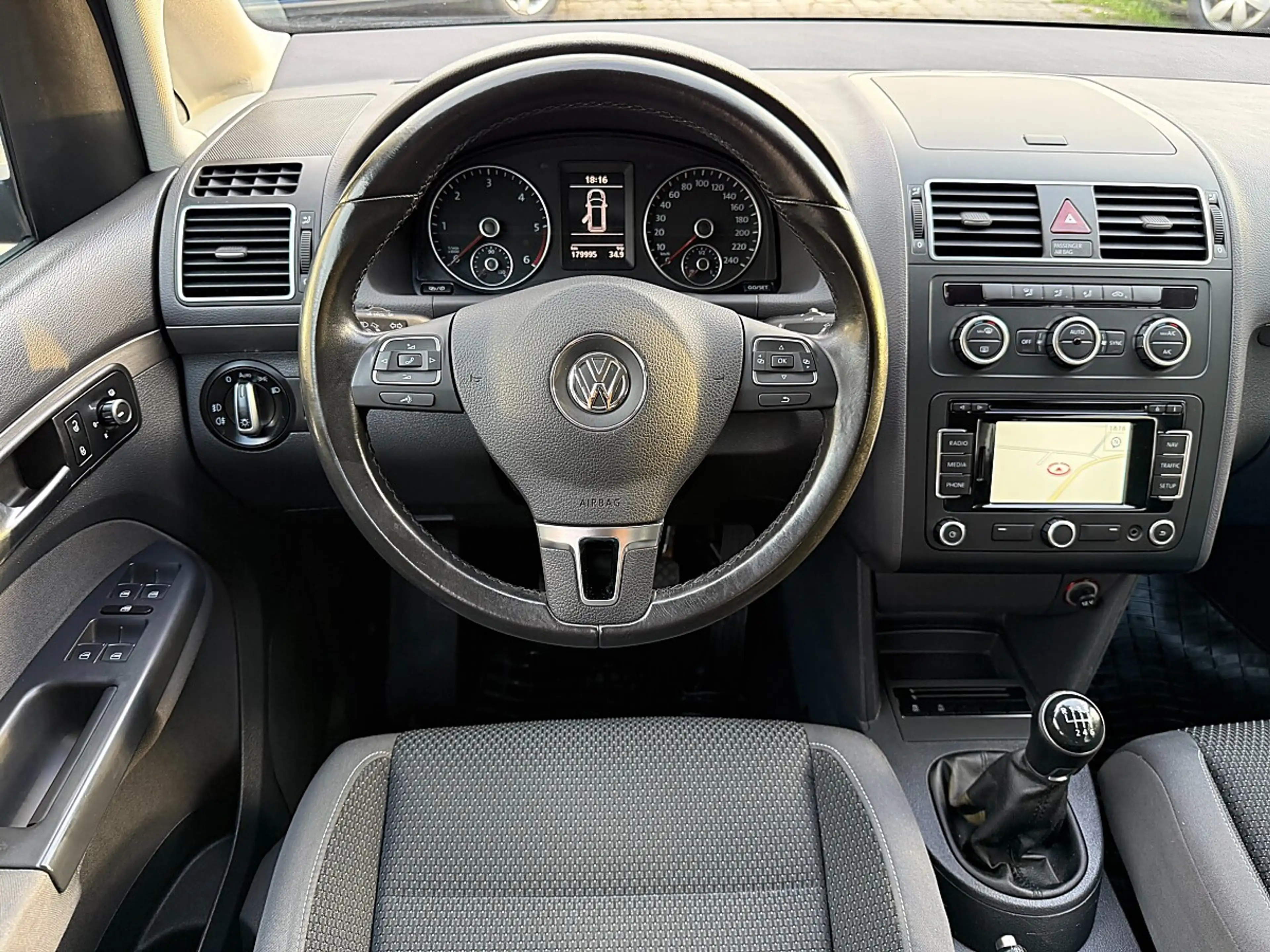 Volkswagen Touran 1.6 TDI Comf.ANHÄNGERKUPP.-NAVI-1/3 ZINSFREI FI... — photo 11