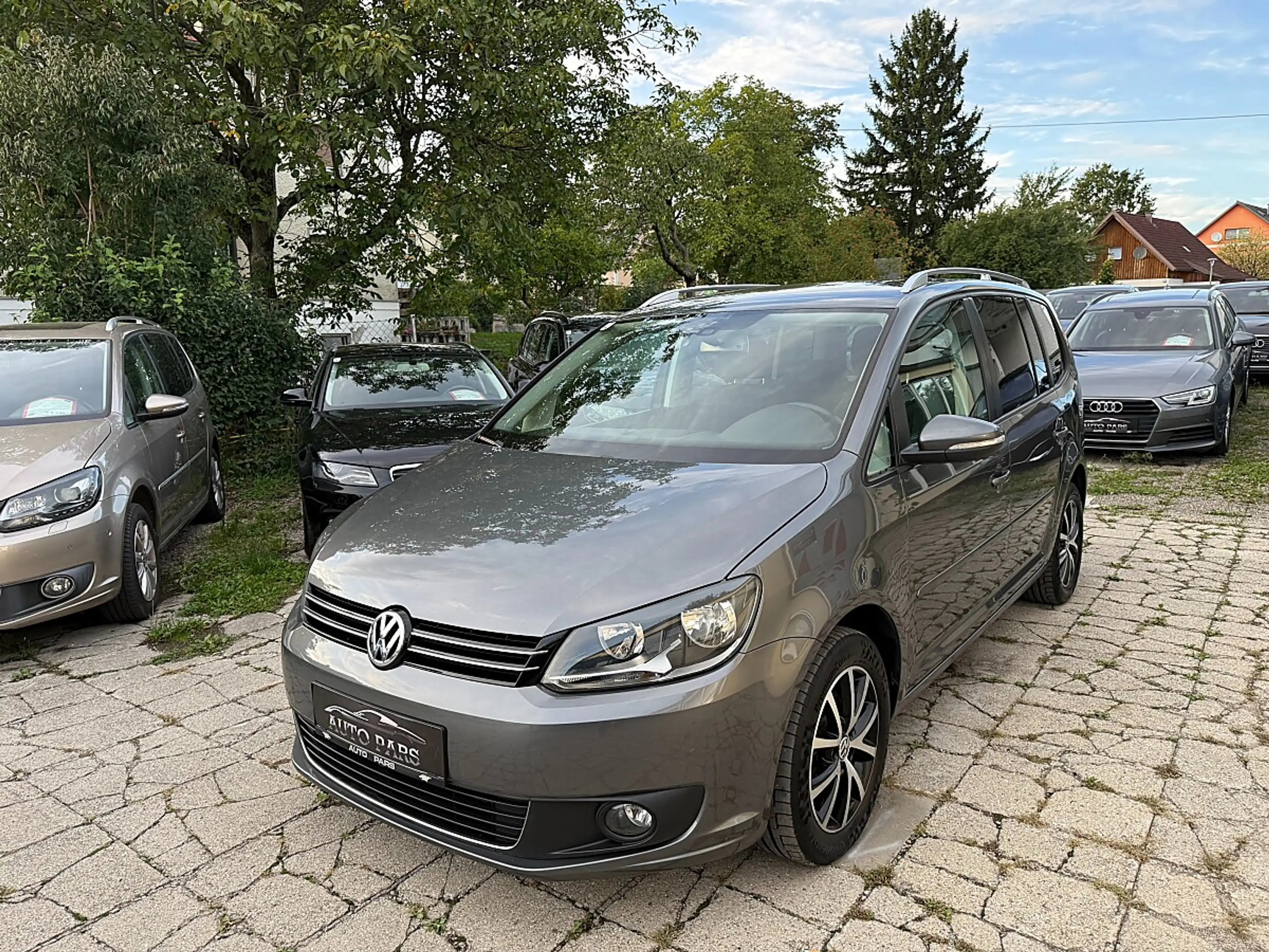 Volkswagen Touran 1.6 TDI Comf.ANHÄNGERKUPP.-NAVI-1/3 ZINSFREI FI...