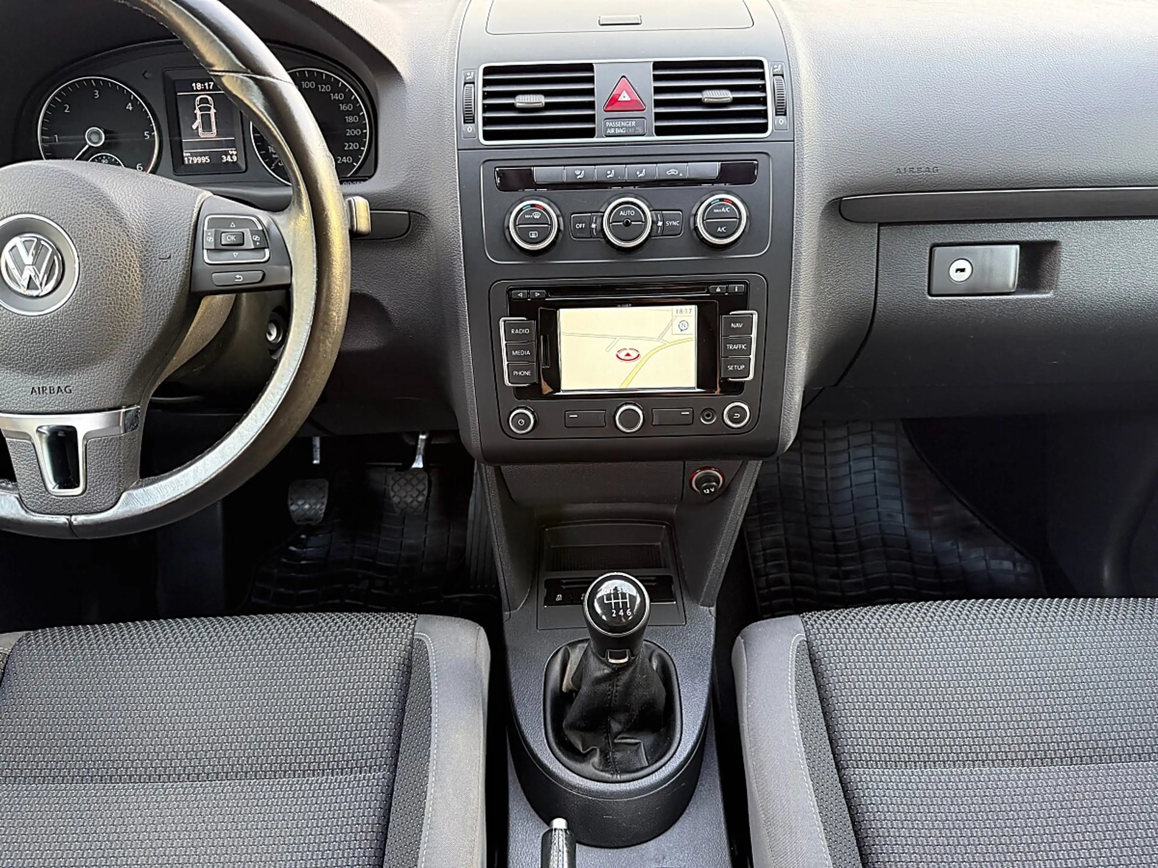 Volkswagen Touran 1.6 TDI Comf.ANHÄNGERKUPP.-NAVI-1/3 ZINSFREI FI... — photo 15