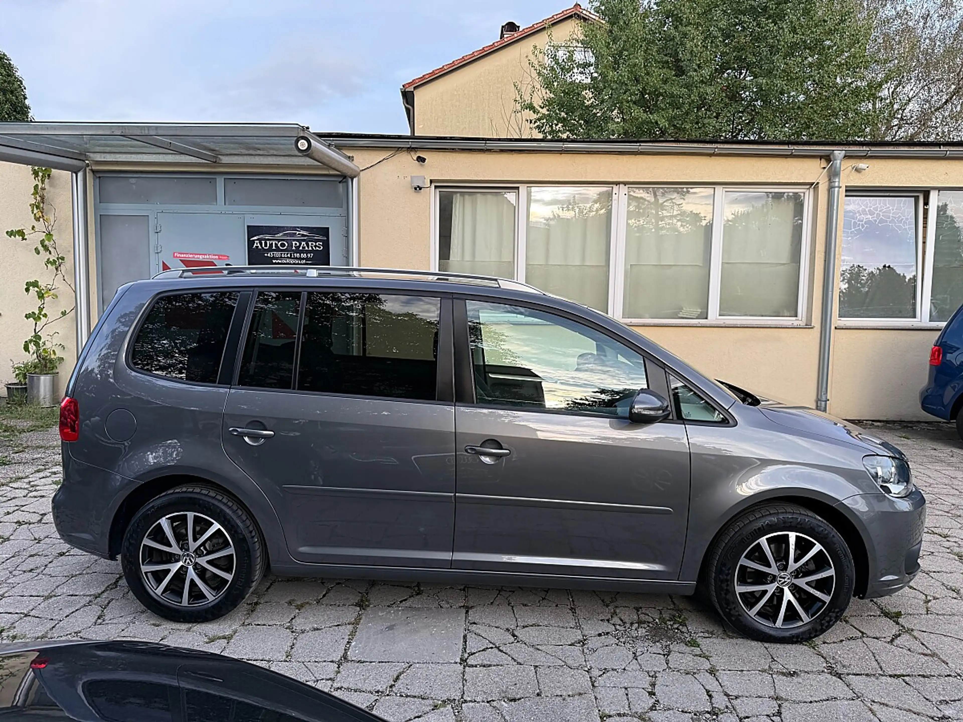 Volkswagen Touran 1.6 TDI Comf.ANHÄNGERKUPP.-NAVI-1/3 ZINSFREI FI... — photo 5