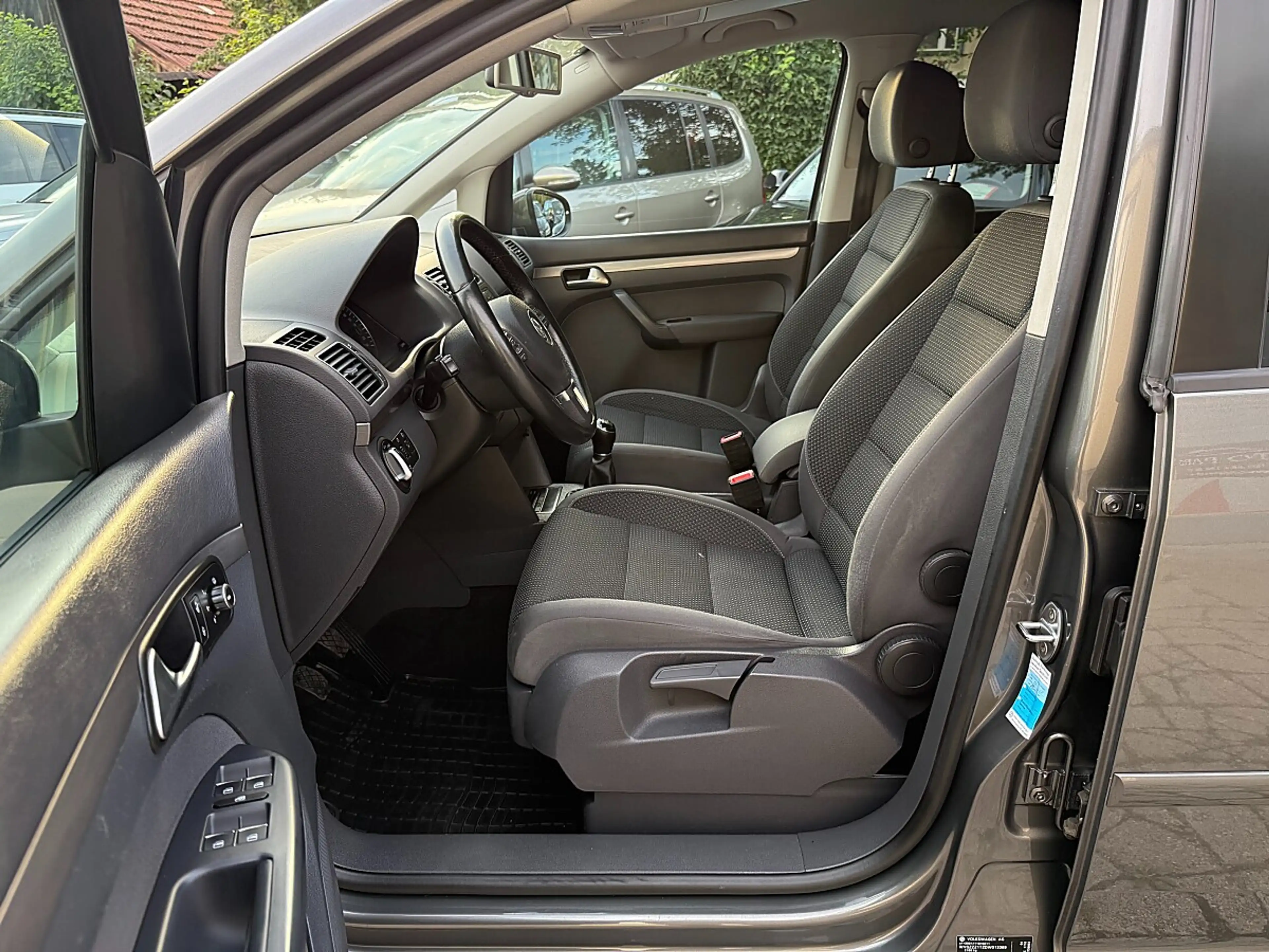 Volkswagen Touran 1.6 TDI Comf.ANHÄNGERKUPP.-NAVI-1/3 ZINSFREI FI... — photo 10