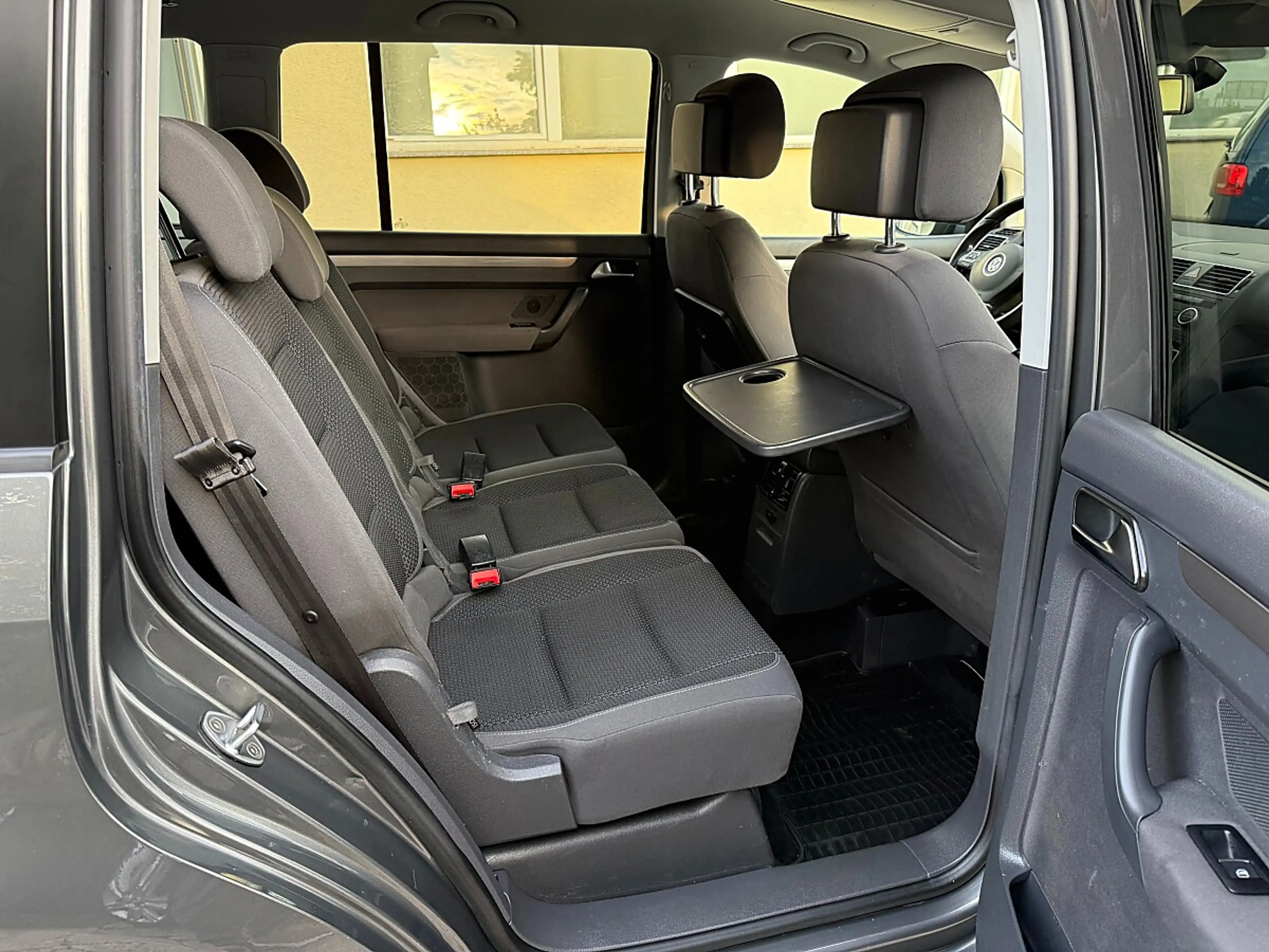 Volkswagen Touran 1.6 TDI Comf.ANHÄNGERKUPP.-NAVI-1/3 ZINSFREI FI... — photo 14