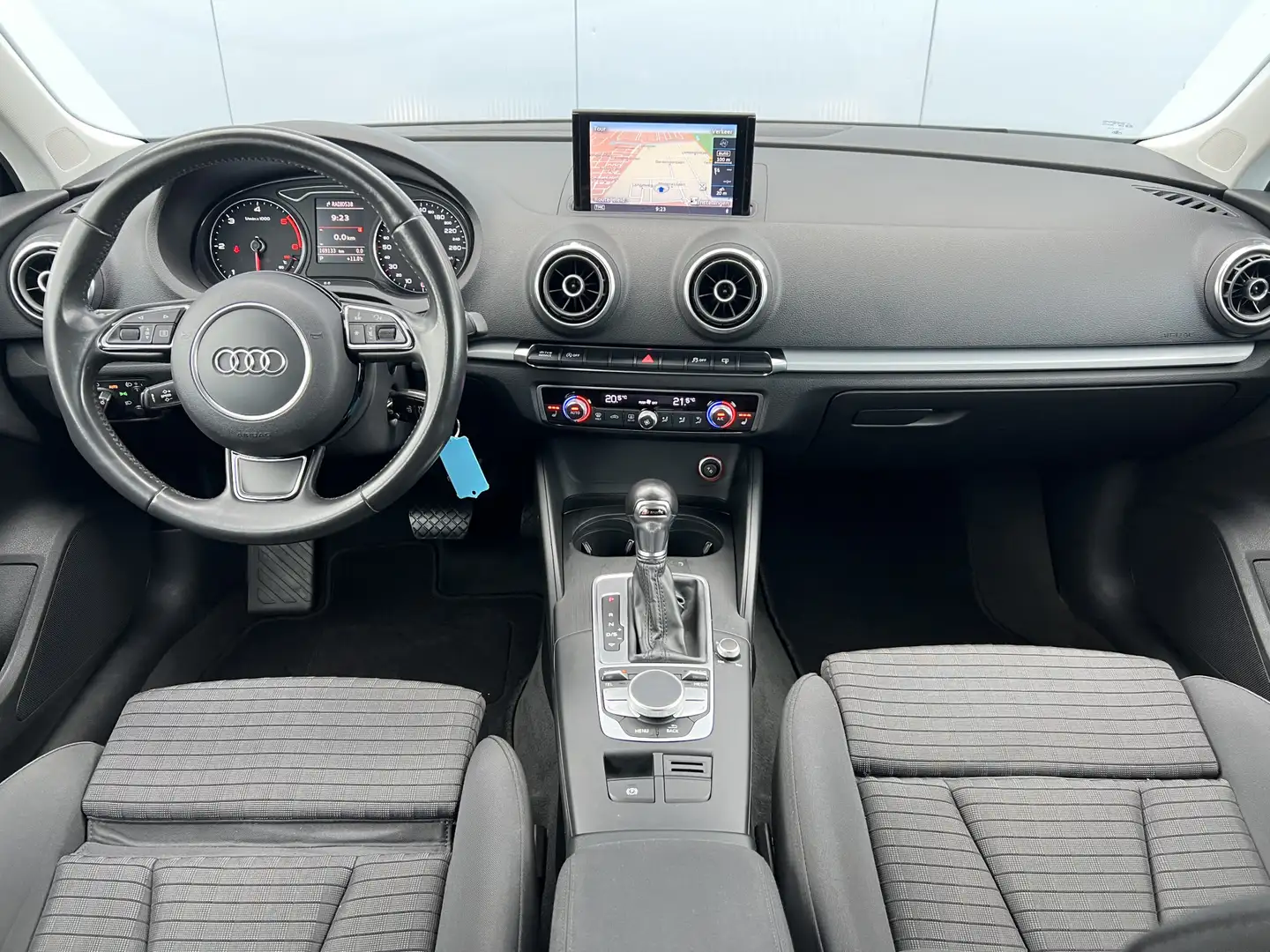 Audi A3 Sportback 1.6 TDI Ambition Automaat Navigatie/Clim Schwarz - 2
