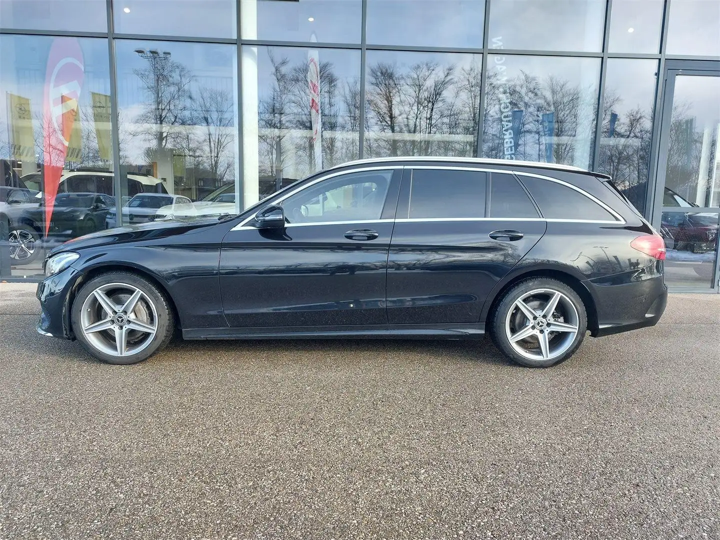 Mercedes-Benz C 220 d T 4MATIC Austria Edition AMG Line Aut. Schwarz - 2