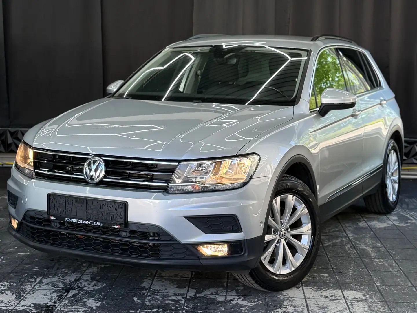 Volkswagen Tiguan 2,0 TDI Comfortline / AHK / R-KAMERA Silber - 1