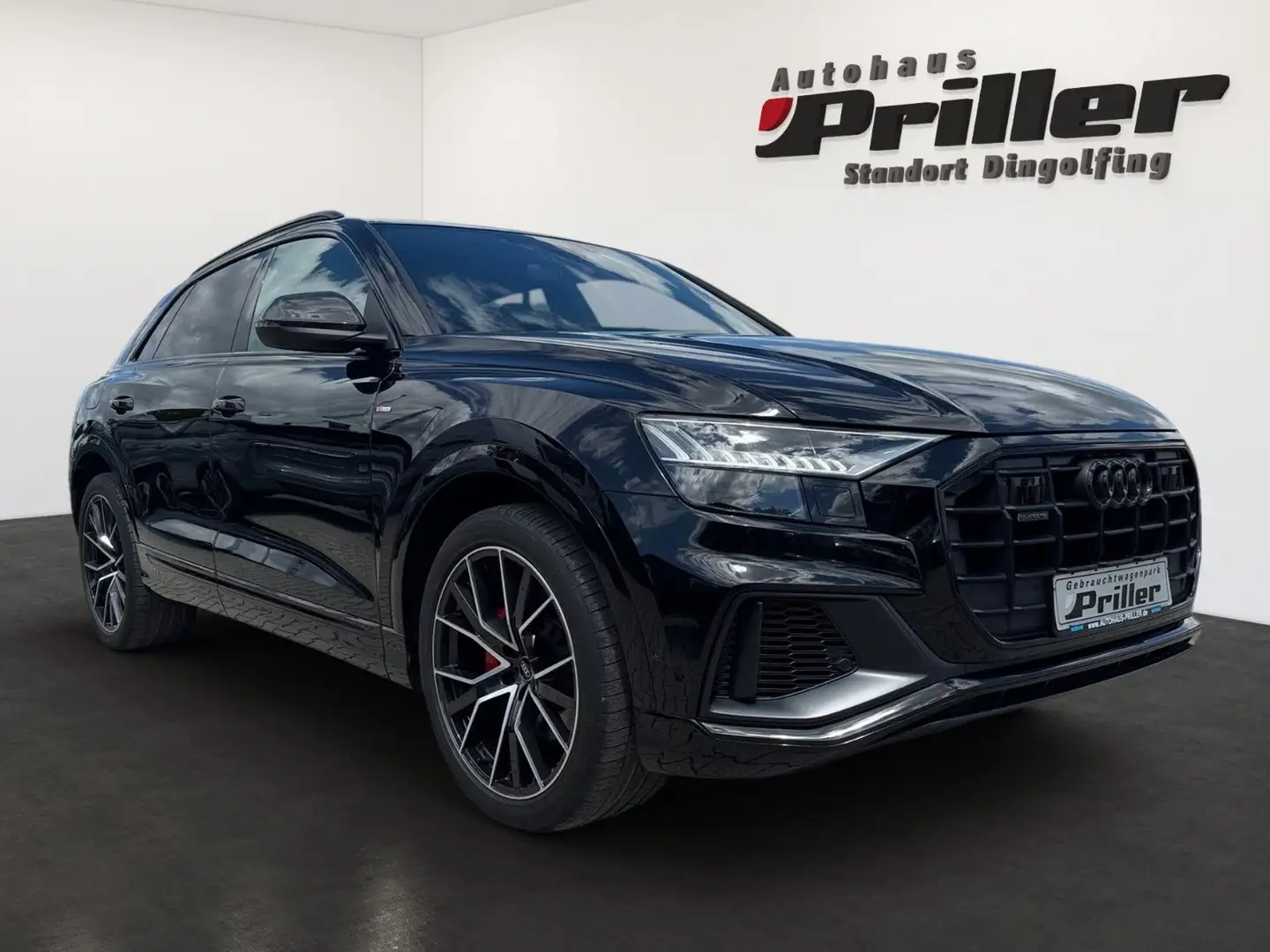 Audi Q8 55 TFSI quattro S line Plus/Matrix/AHK/B&O Černá - 2