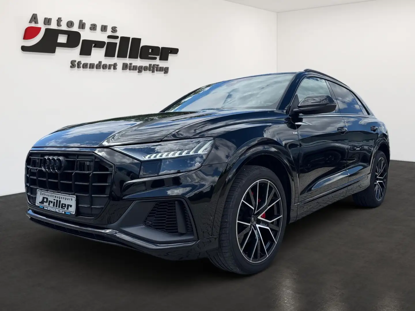 Audi Q8 55 TFSI quattro S line Plus/Matrix/AHK/B&O Černá - 1