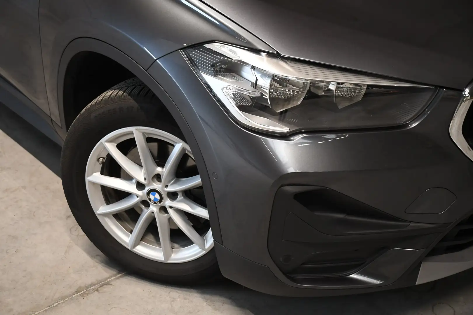 BMW X1 X1 sDrive18i Aut. Gris - 2
