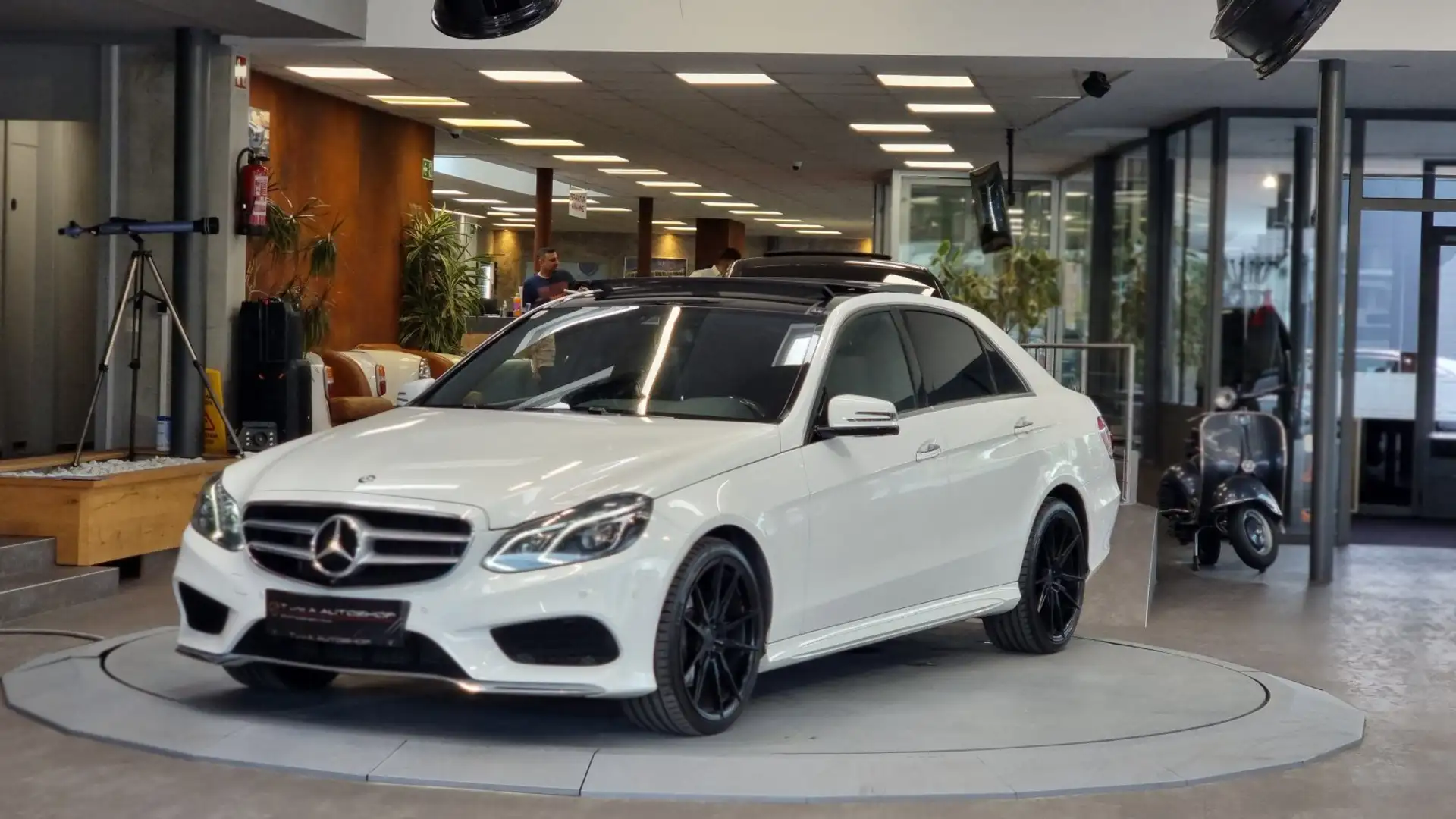 Mercedes-Benz E 220 BlueTec AMG-Paket Aut. *Pano*360°*19Zoll* Alb - 1