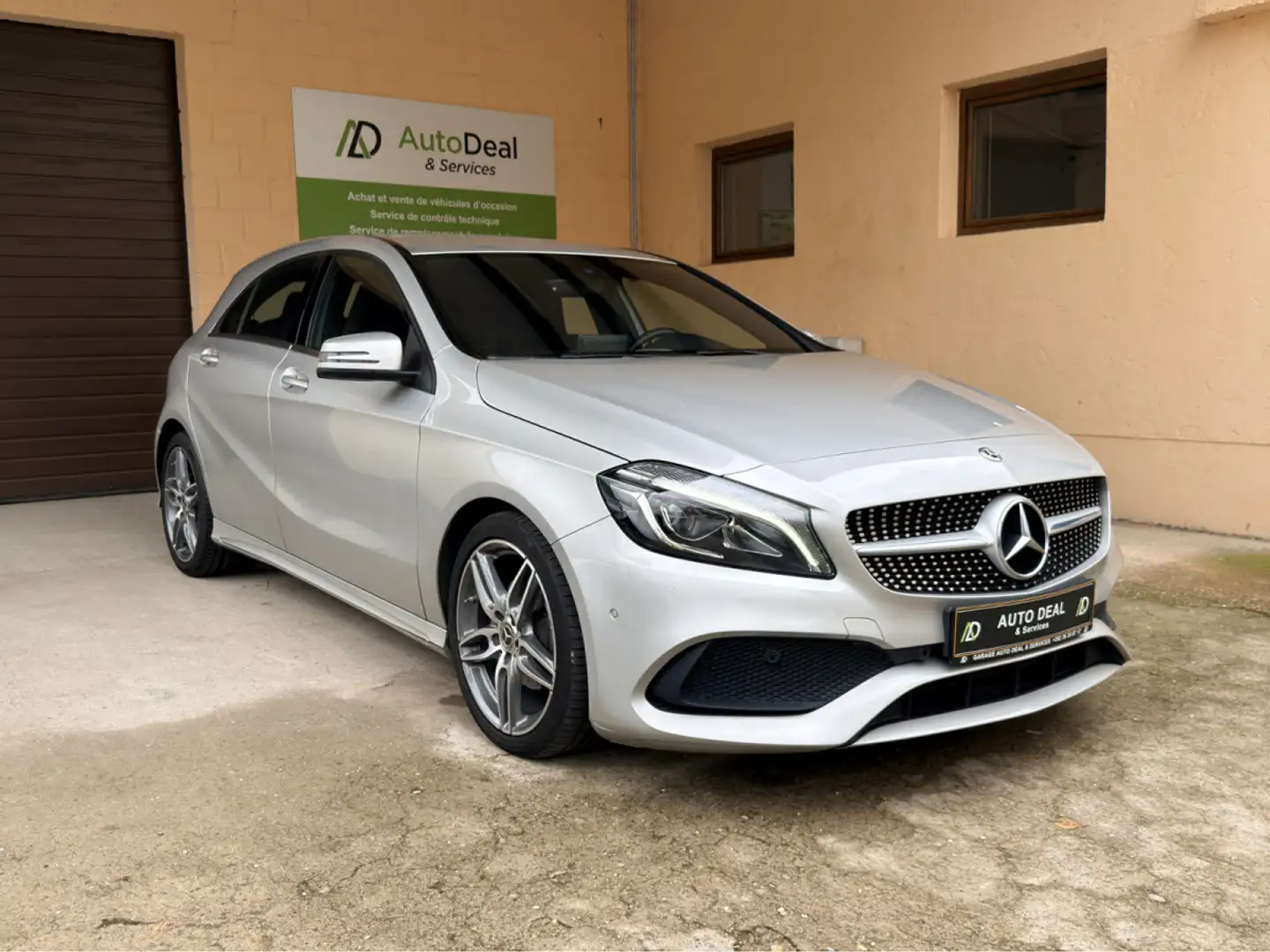 Mercedes-Benz A 200 d Pack AMG  Automatique Camera Argent - 1
