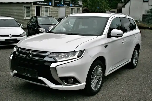 Mitsubishi Outlander PHEV Plus 4WD+Xenon+360°+AHK+PDC+Leder