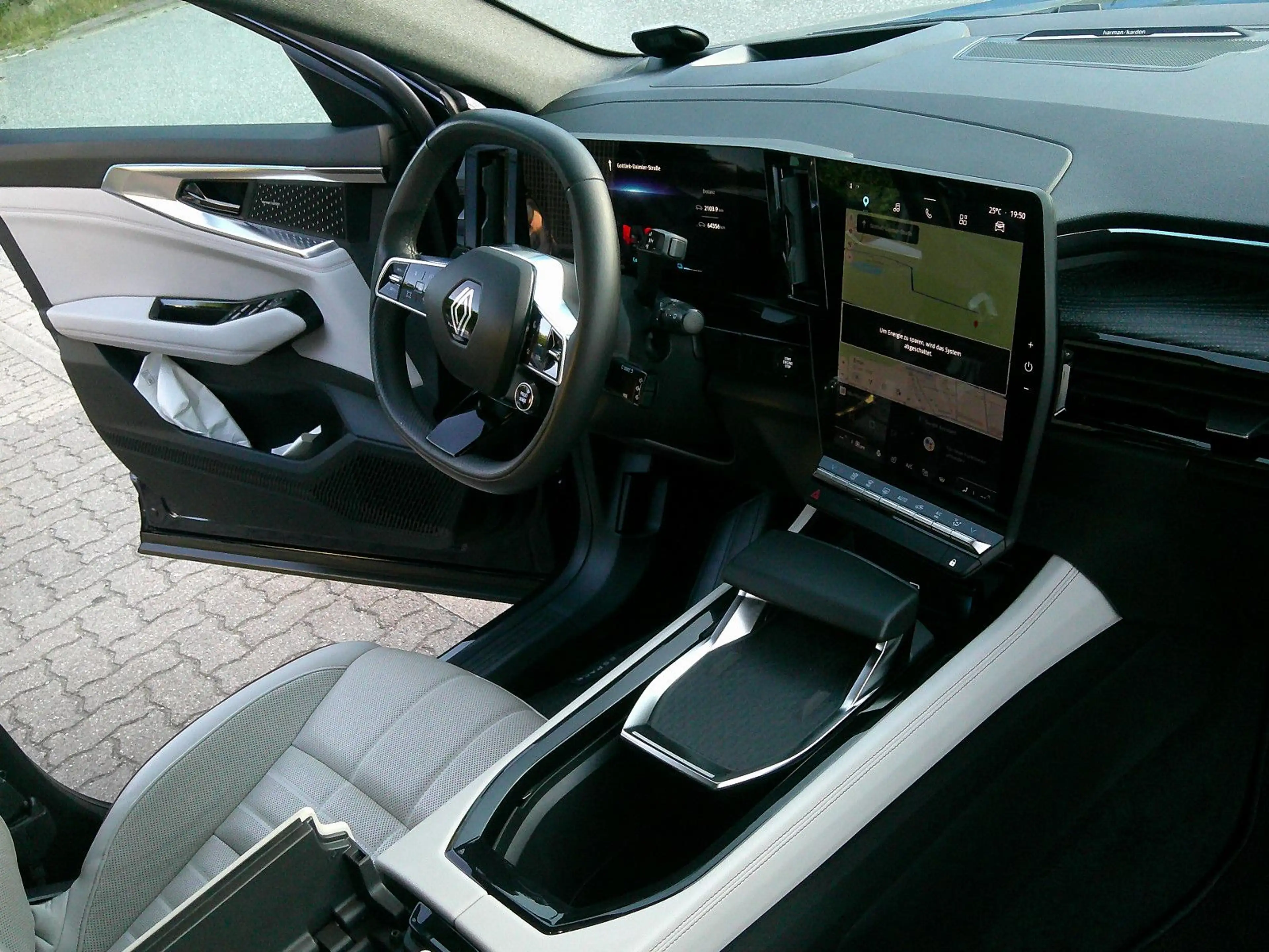 Renault Espace VI Iconic E-Tech Hybrid — photo 7