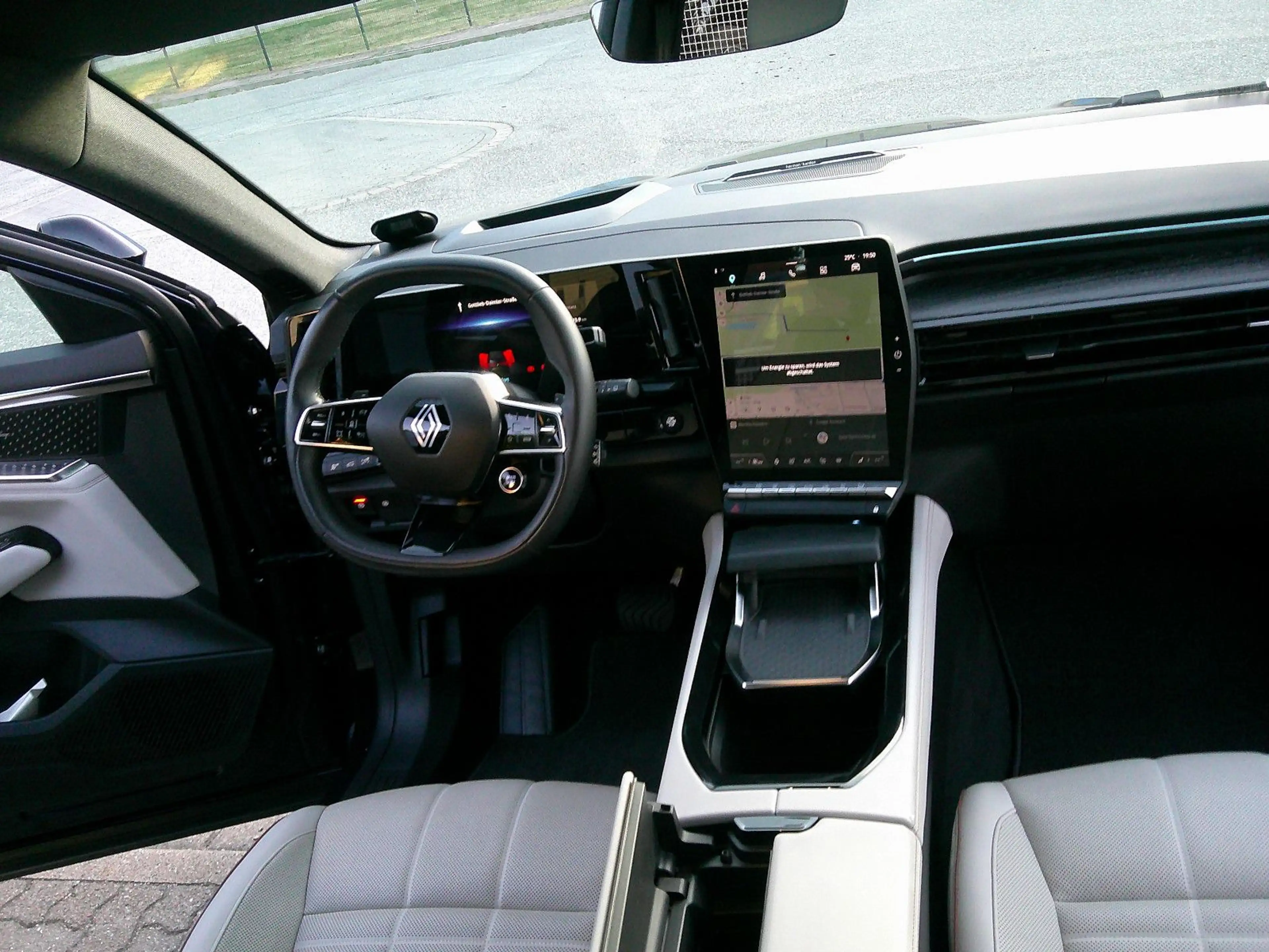 Renault Espace VI Iconic E-Tech Hybrid — photo 9