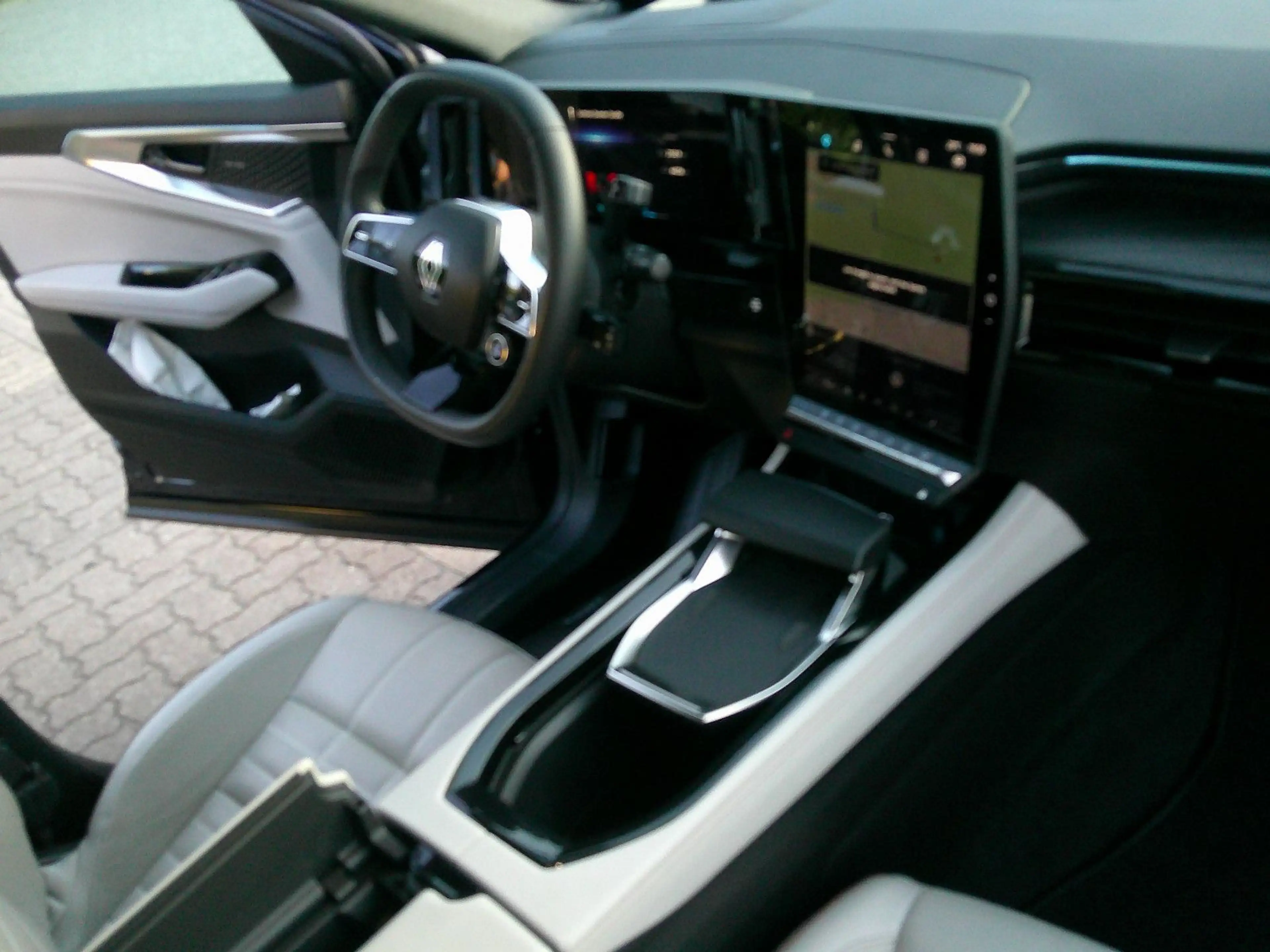 Renault Espace VI Iconic E-Tech Hybrid — photo 4
