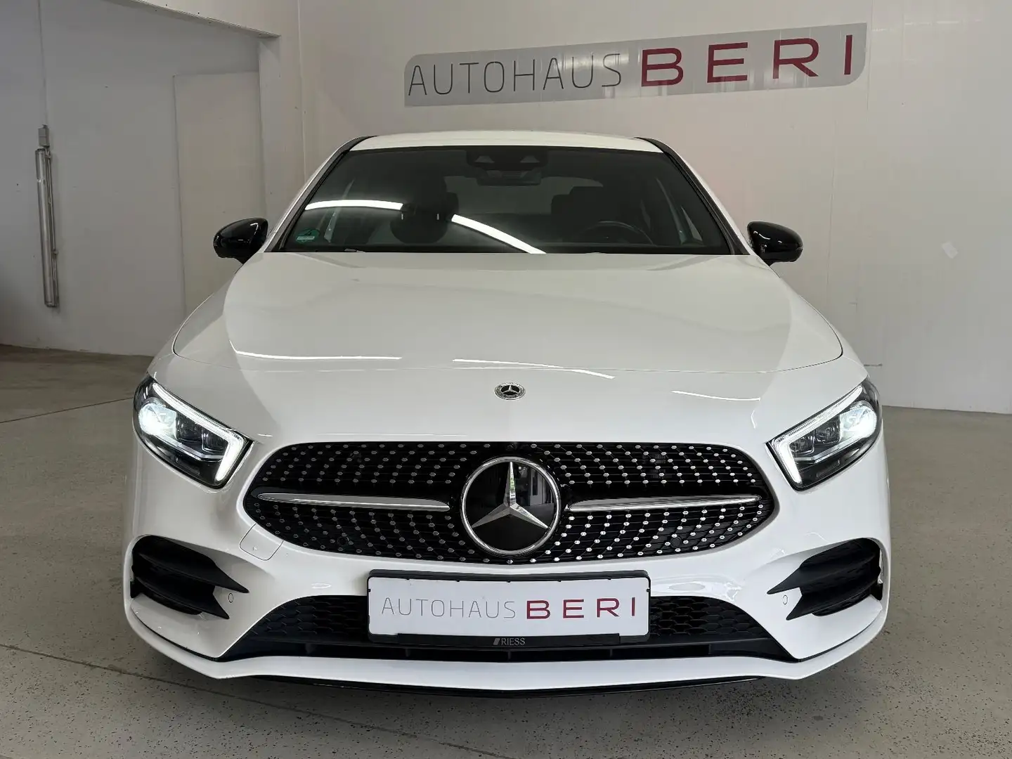 Mercedes-Benz A 200 d Lim. AMG *AHK*360°*Multibeam*Vollleder Weiß - 2