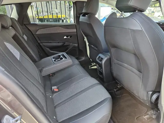 Peugeot 308 view 11