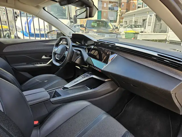 Peugeot 308 view 9