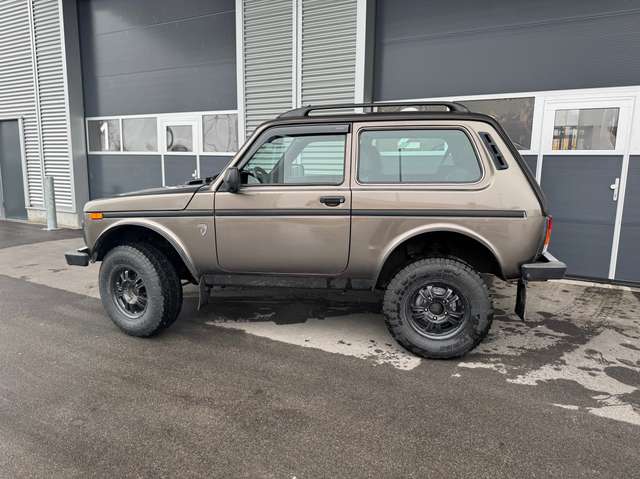 Imagine Lada Niva 4x4 Bronto