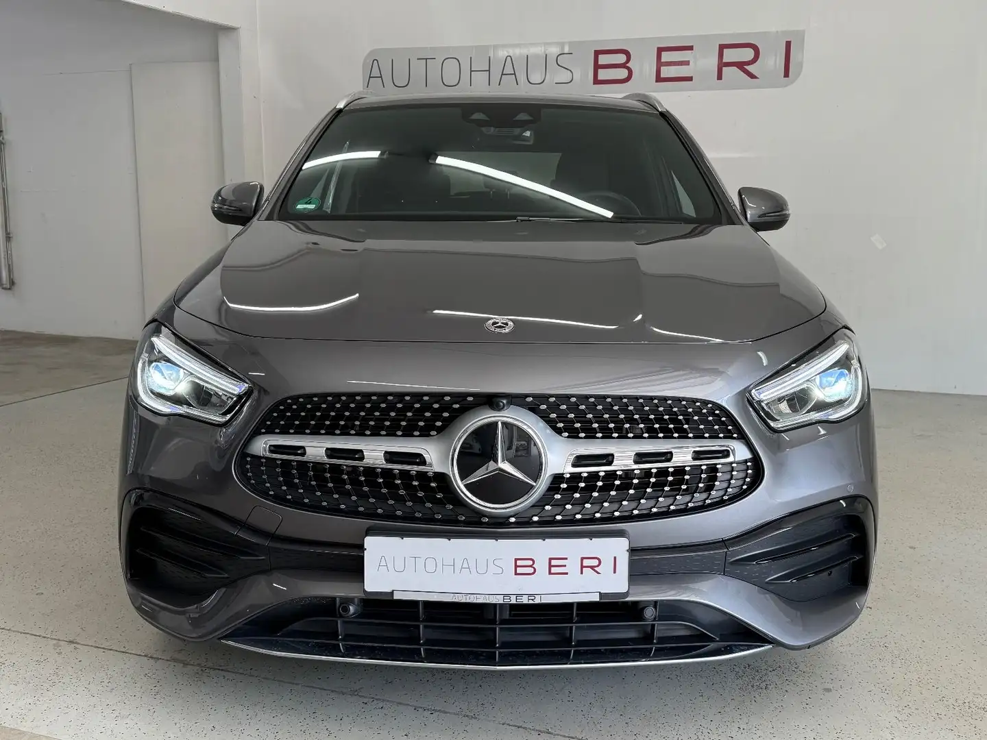 Mercedes-Benz GLA 200 d 4Matic AMG *AHK*20"*LED Grijs - 2