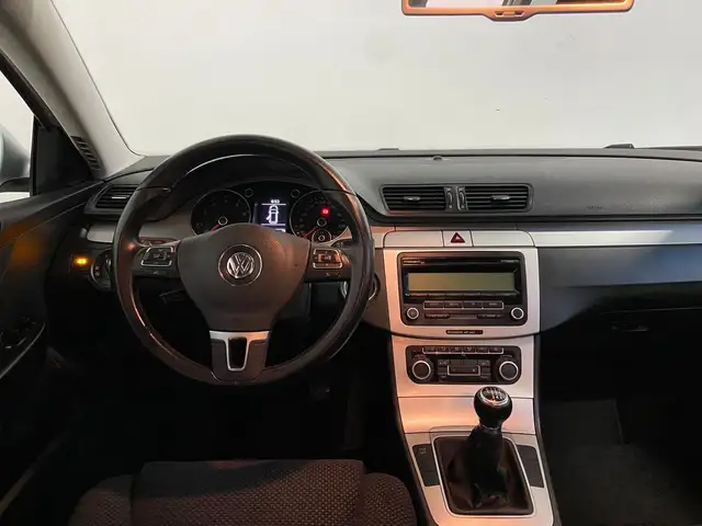 Volkswagen Passat view 3