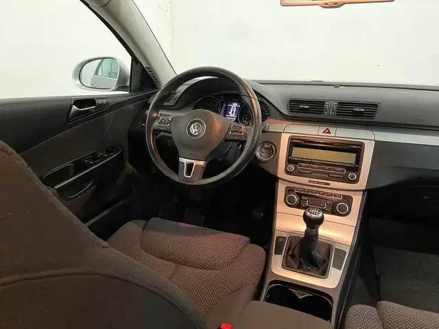 Volkswagen Passat view 5