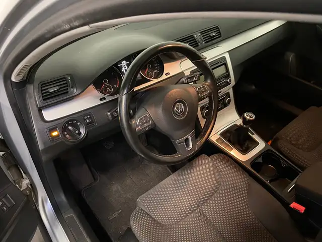 Volkswagen Passat view 4