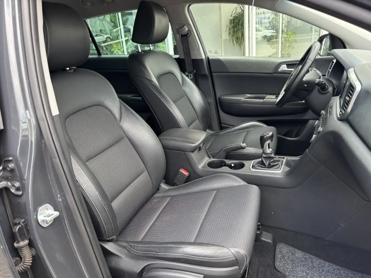 Kia Sportage 1.6 GDI DynamicLine Carplay Trekhaak Stuurverwarmi Grau - 2