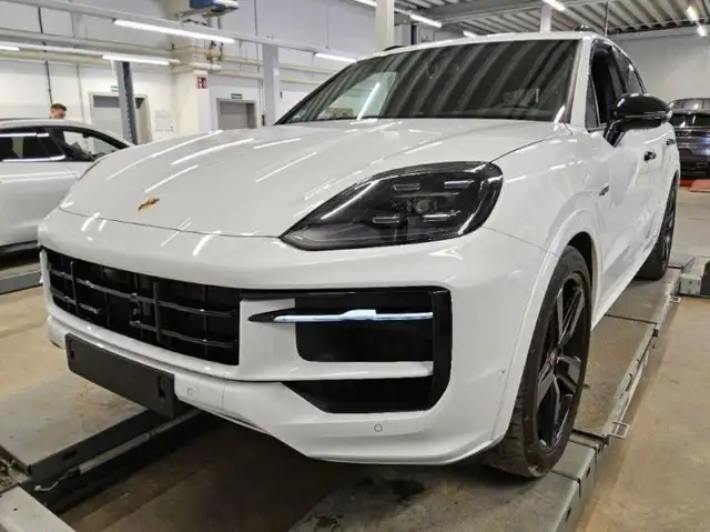 Porsche Cayenne view 3