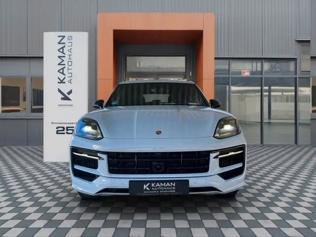 Porsche Cayenne view 3