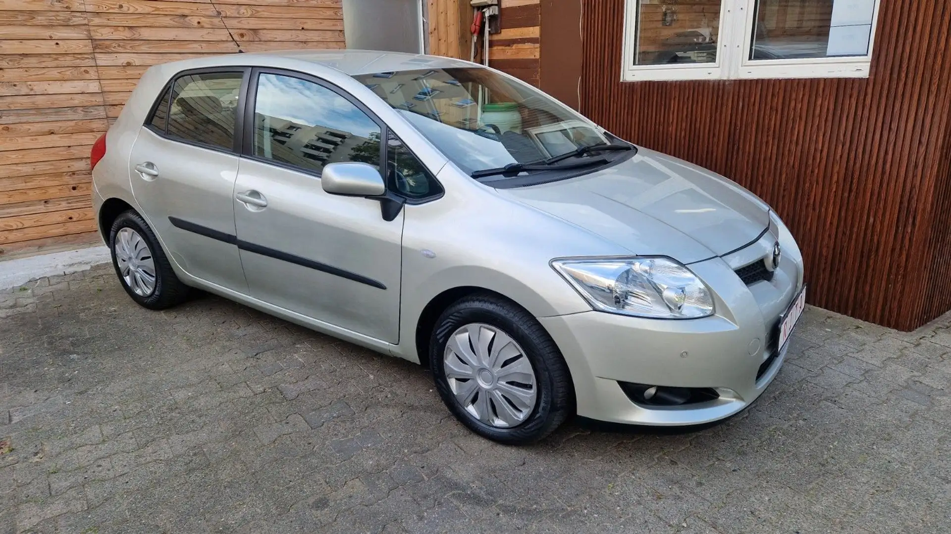 Toyota Auris 1.6-l-Dual-VVT-i PDC, Klima, Schaltwippen bež - 2