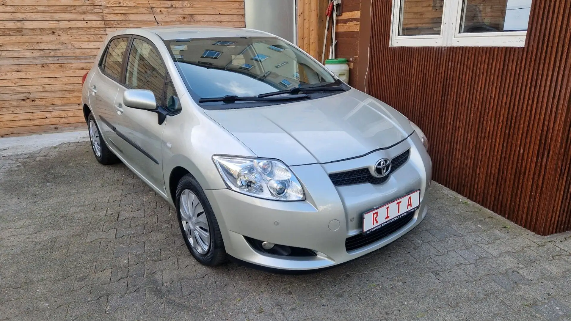 Toyota Auris 1.6-l-Dual-VVT-i PDC, Klima, Schaltwippen bež - 1