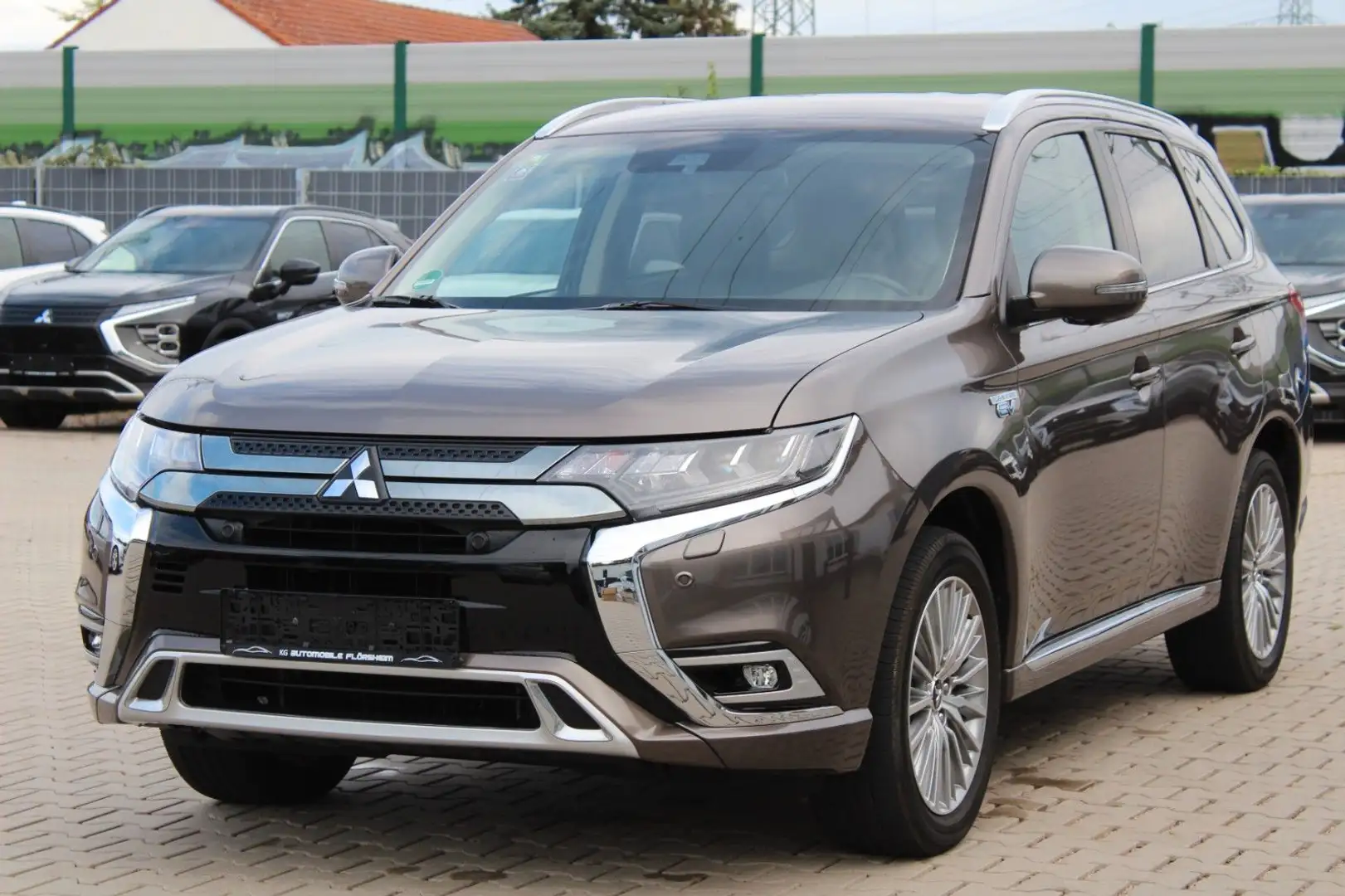 Mitsubishi Outlander 2.4 PHEV Plus 4WD LED Leder R.Kamera Braun - 1