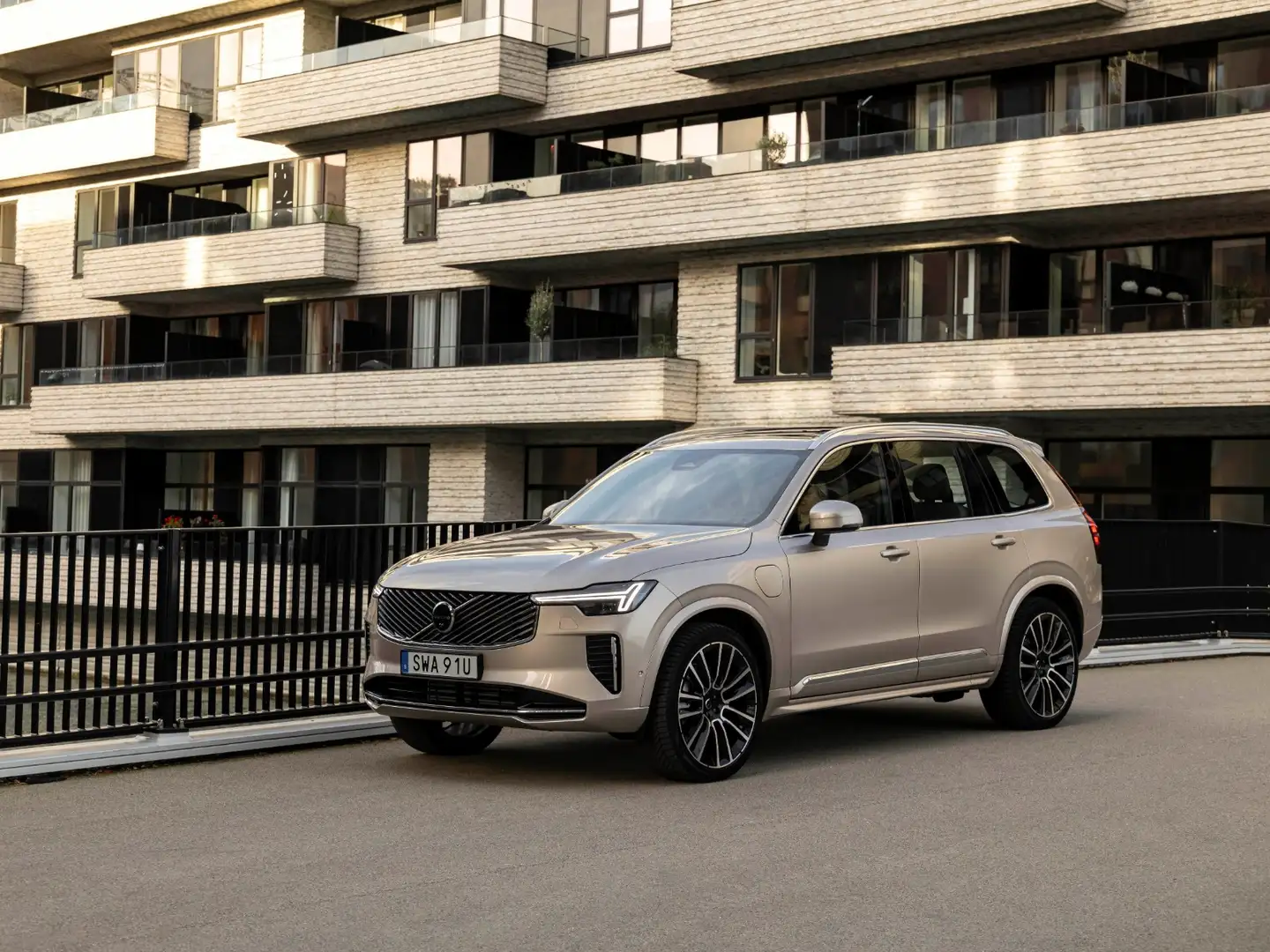 Volvo XC90 T8 AWD Plug-in Hybrid Ultra Bright Zwart - 2