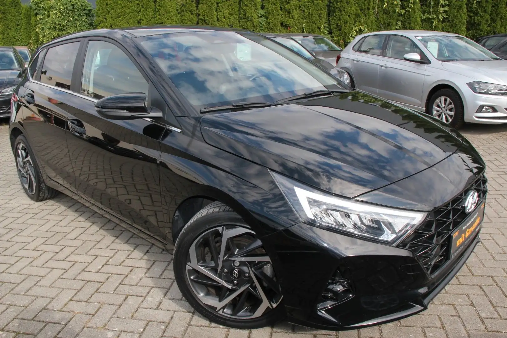 Hyundai i20 Trend Mild-Hybrid Aut. Klima/Navi/Kamera/Alu Zwart - 1