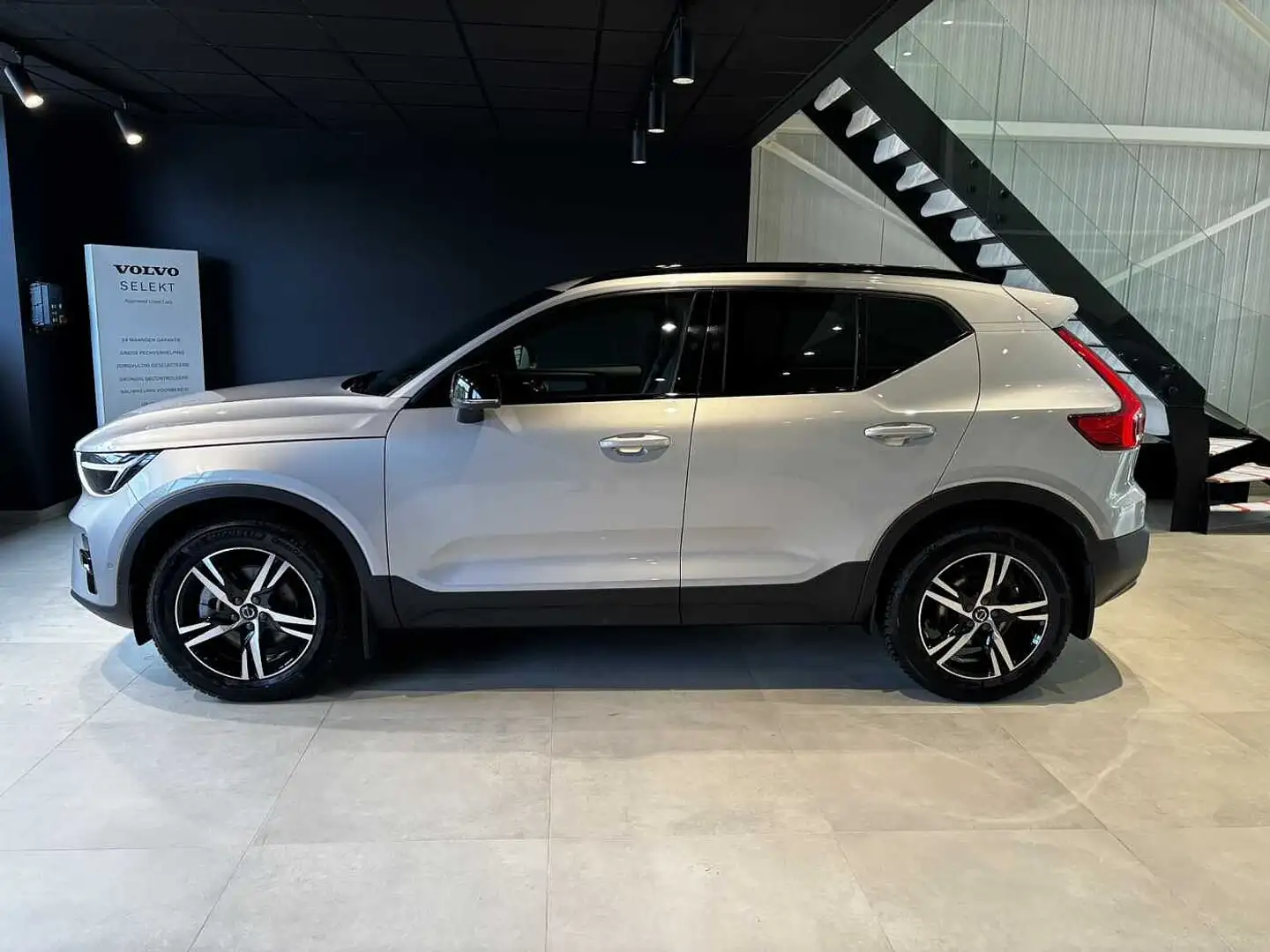 Volvo XC40 Plus, B3 Mildhybrid, Bensin, Dark Argent - 2