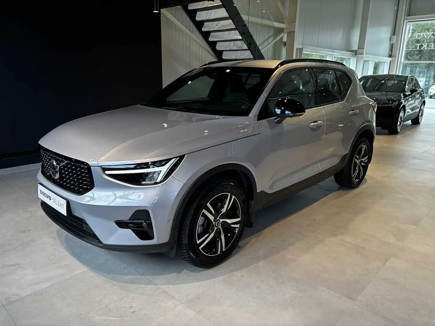 Volvo XC40 Plus, B3 Mildhybrid, Bensin, Dark Argent - 1