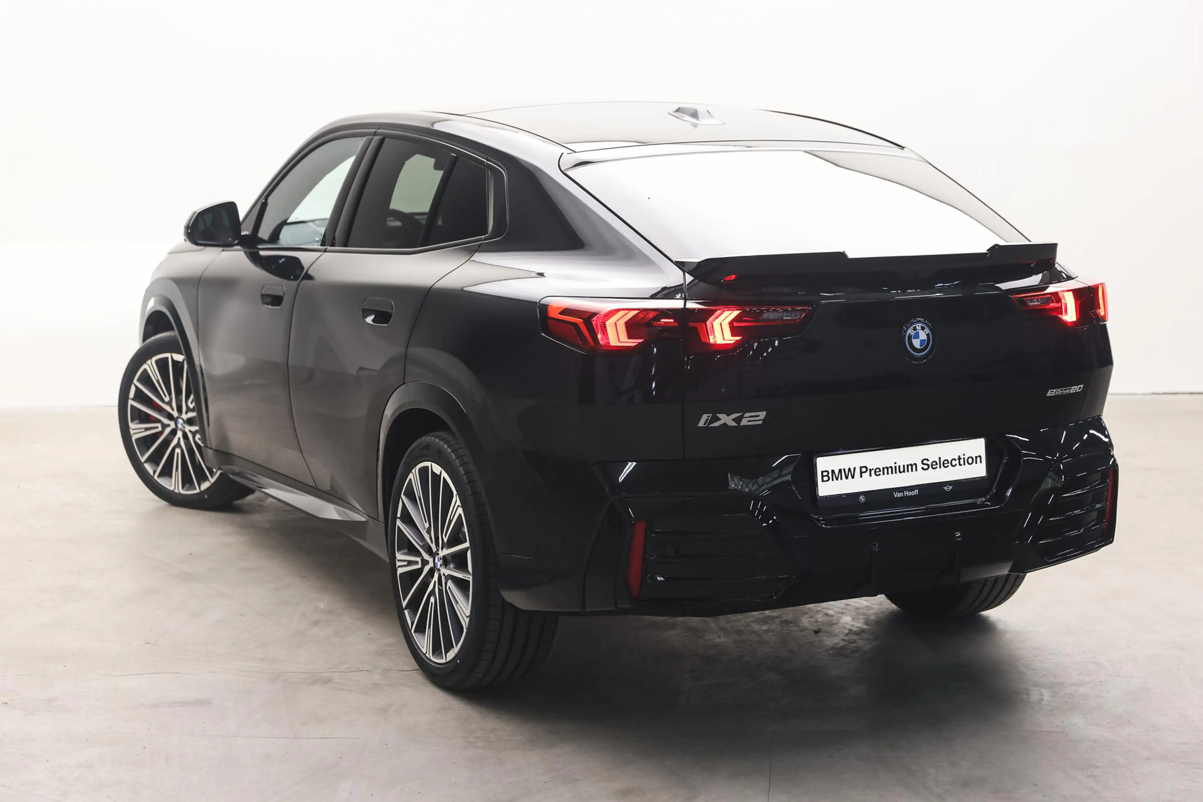 BMW iX2 eDrive20 M Sport / Panoramadak / Sportstoelen / M — photo 2