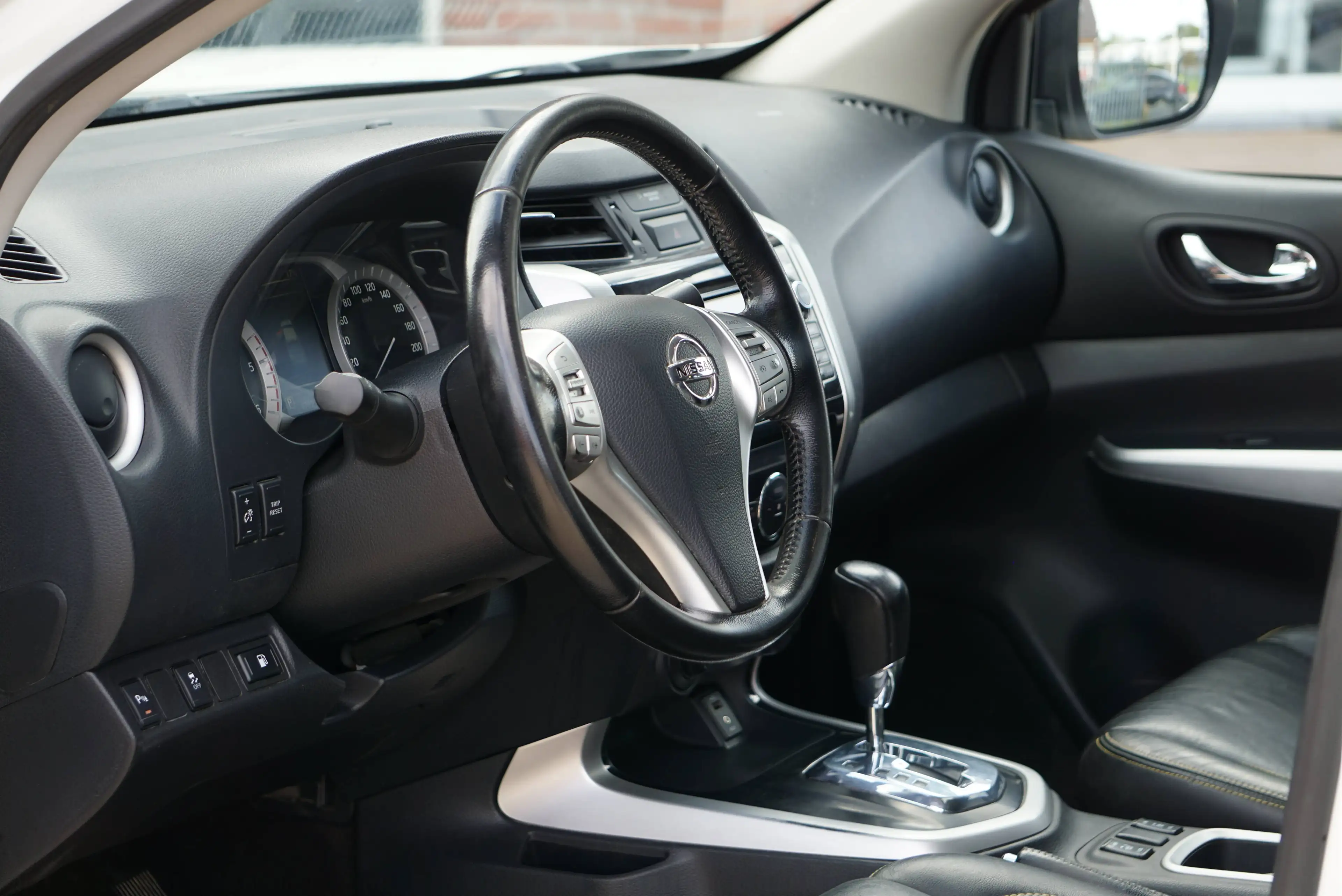 Nissan Navara 2.3 dCi 4WD / TVA-BTW RECUP / HARDTOP / CAM360 / NAVI / AUTO / LED / XENON / CRUISE / CUIR — photo 7