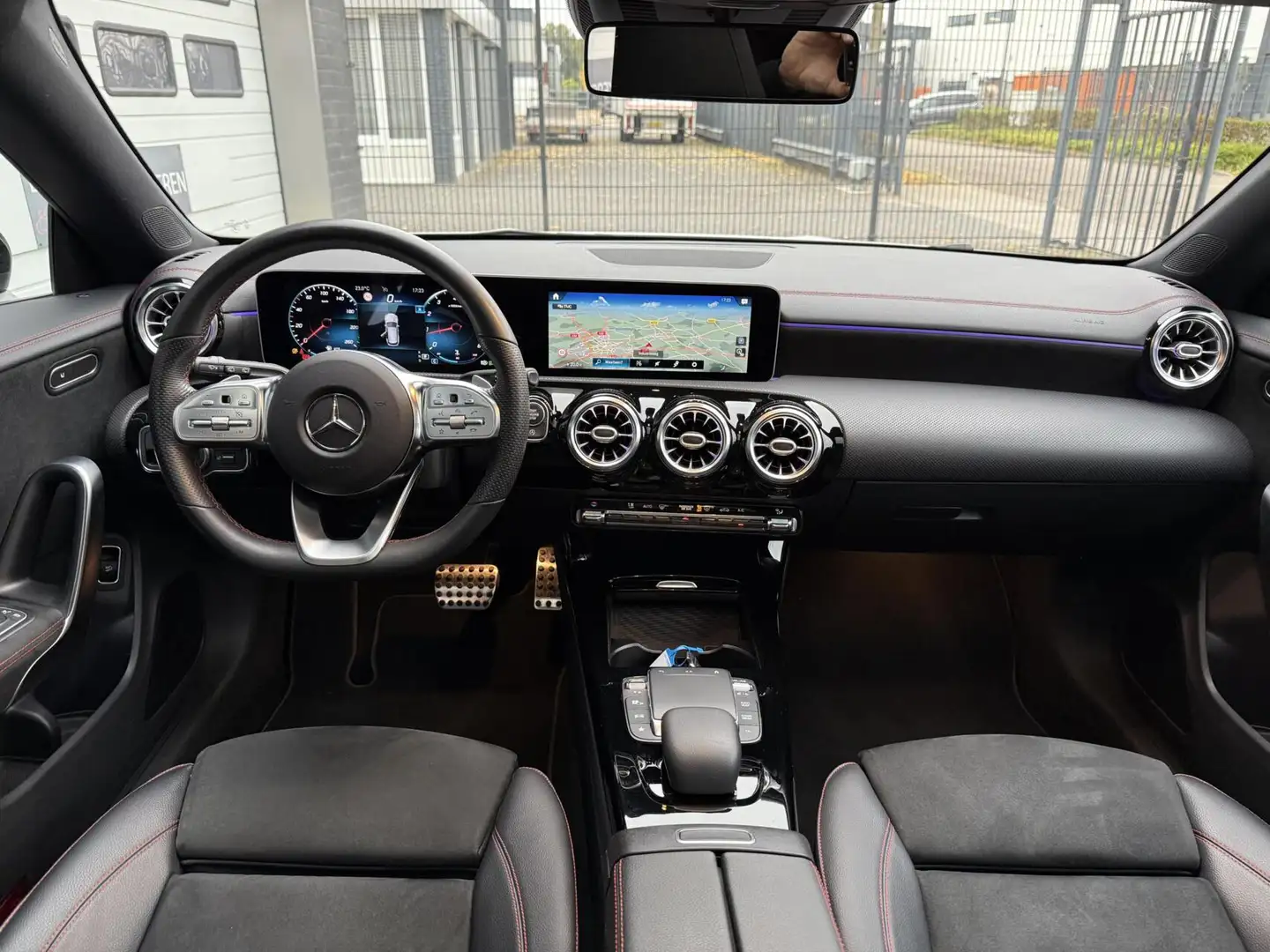 Mercedes-Benz CLA 180 Shooting Brake AMG PANORAMADAK Blanc - 2