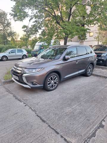 Imagine Mitsubishi Outlander 2.2 DI-D 4WD Aut. Diamant Edition+