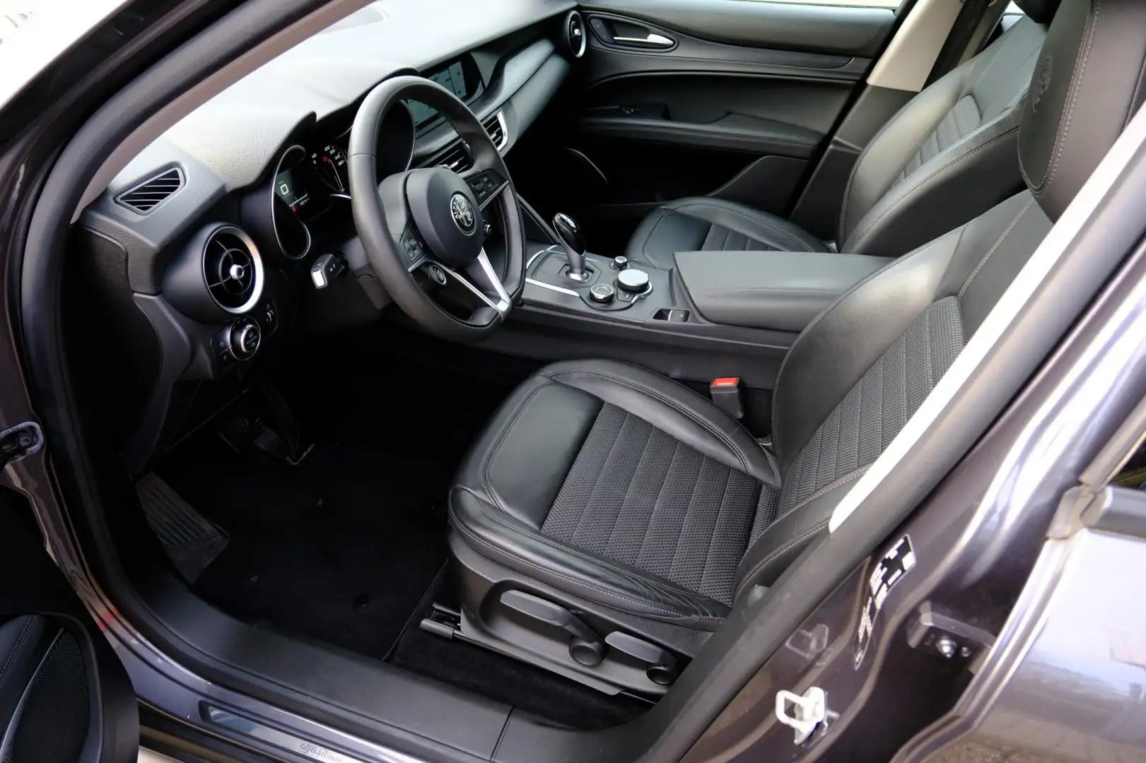 Alfa Romeo Stelvio 2.2d 180pk Super Aut. Xenon|Clima|Navi|DAB+|Half L Grijs - 2