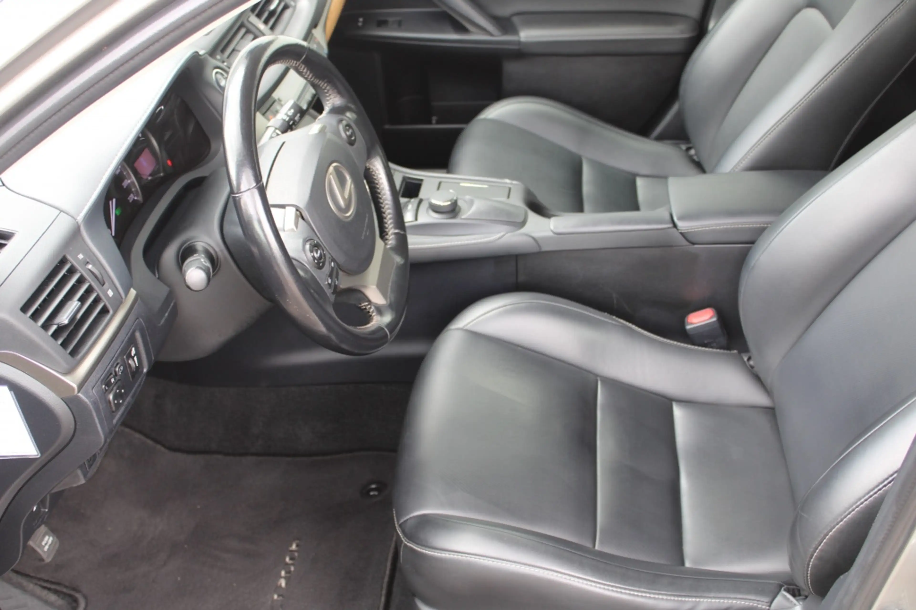 Lexus CT 200h Sport Edition — photo 14