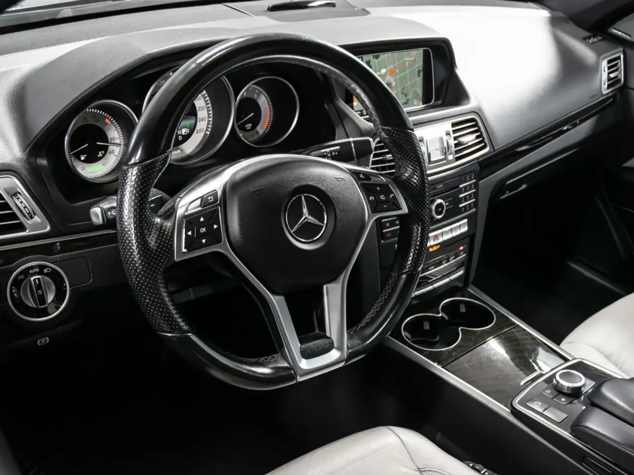 Mercedes-Benz E-Class снимка Mercedes-Benz E-Class