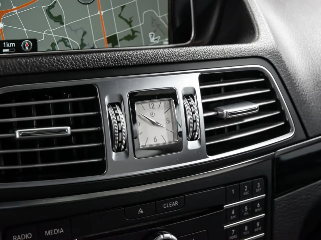 Mercedes-Benz E-Class снимка Mercedes-Benz E-Class