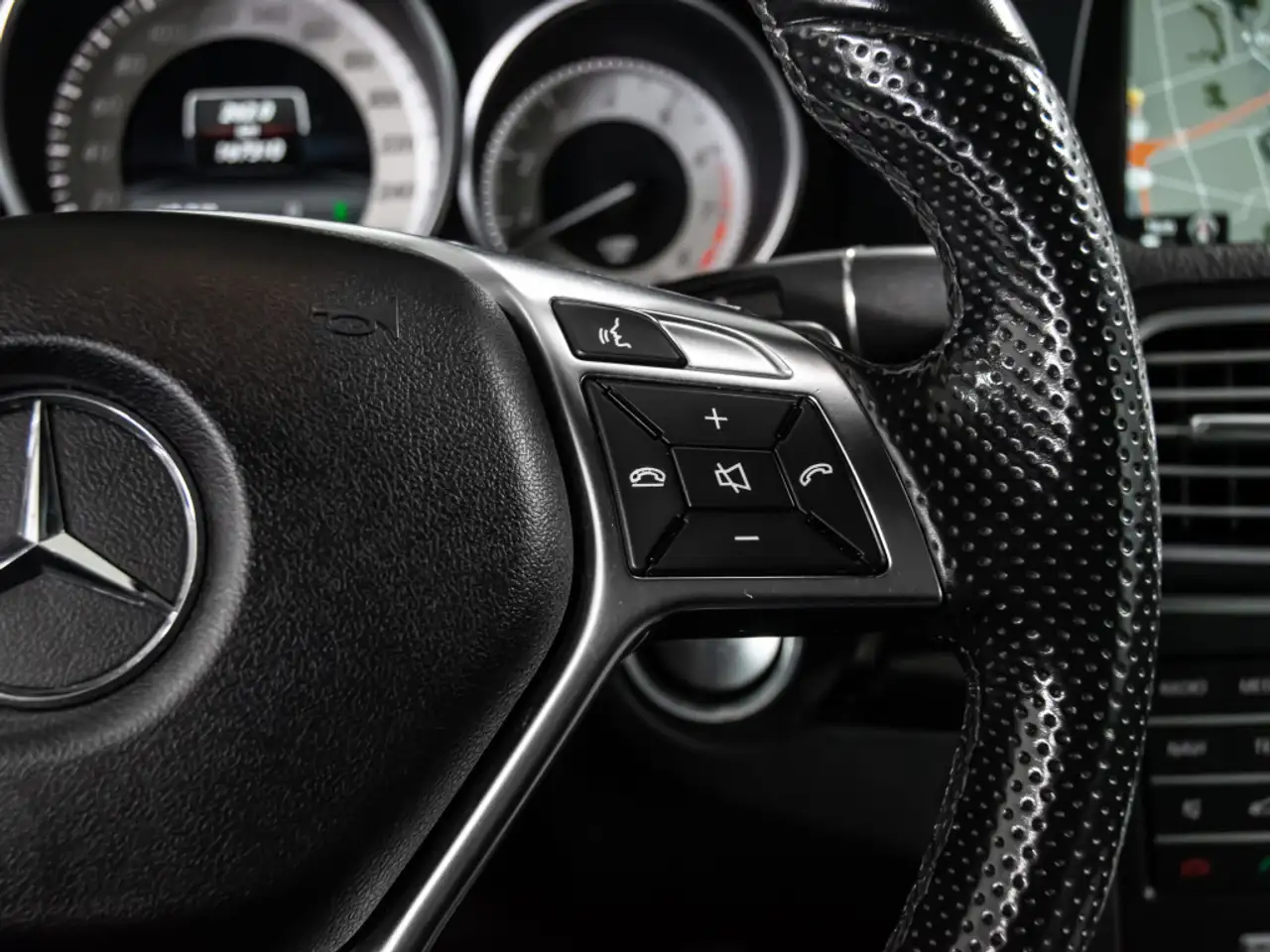 Mercedes-Benz E-Class снимка Mercedes-Benz E-Class