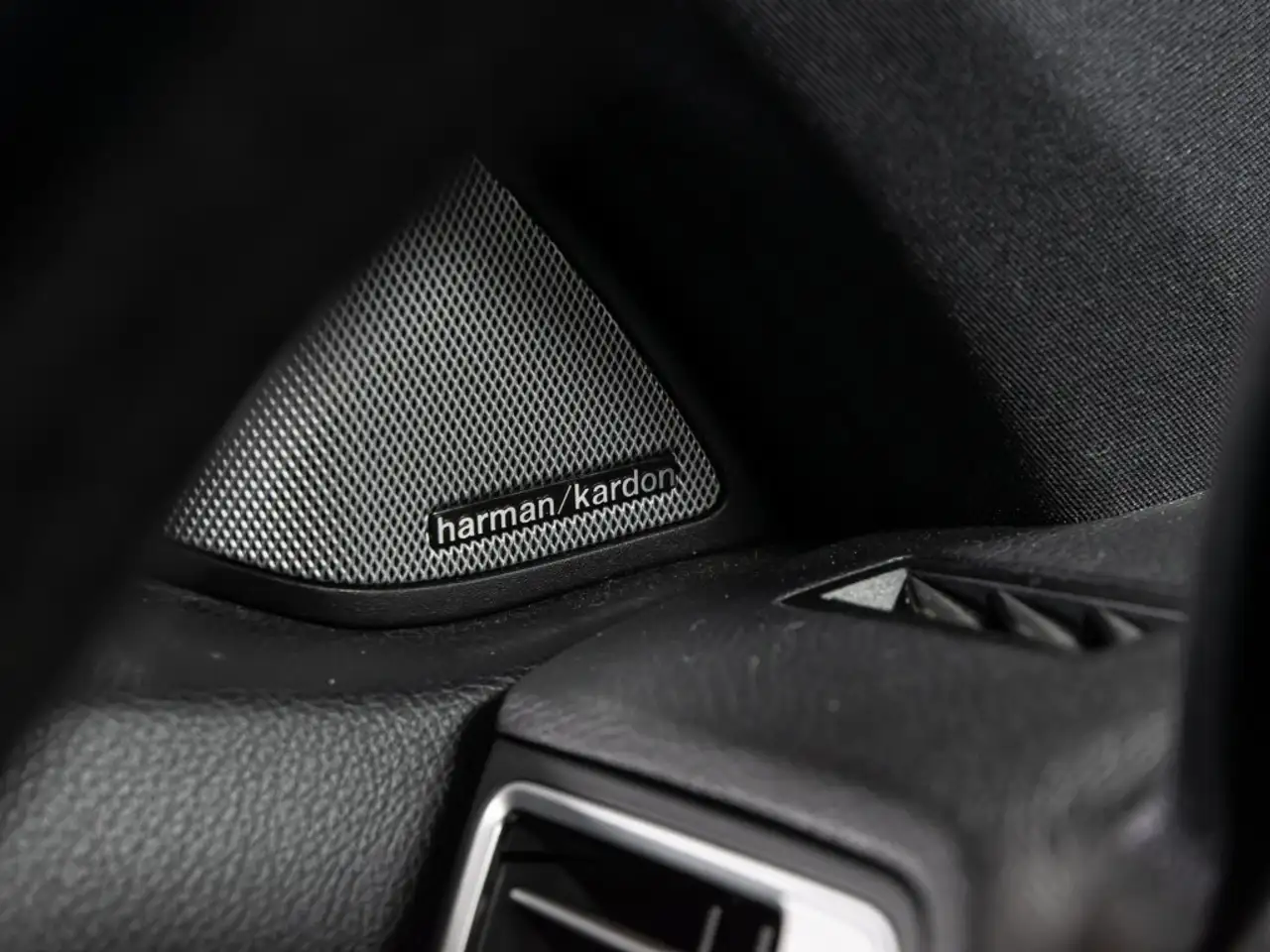 Mercedes-Benz E-Class снимка Mercedes-Benz E-Class