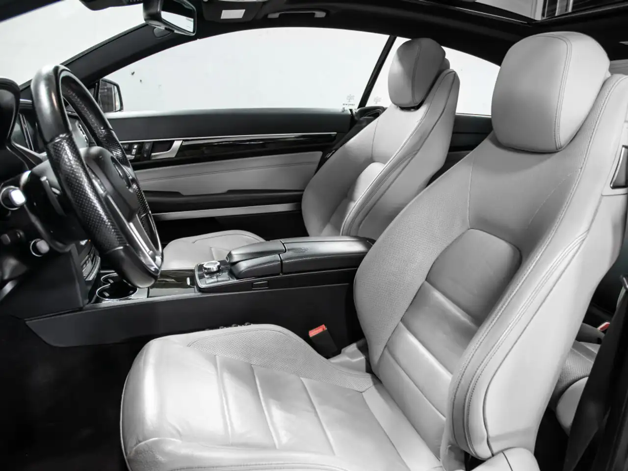 Mercedes-Benz E-Class снимка Mercedes-Benz E-Class
