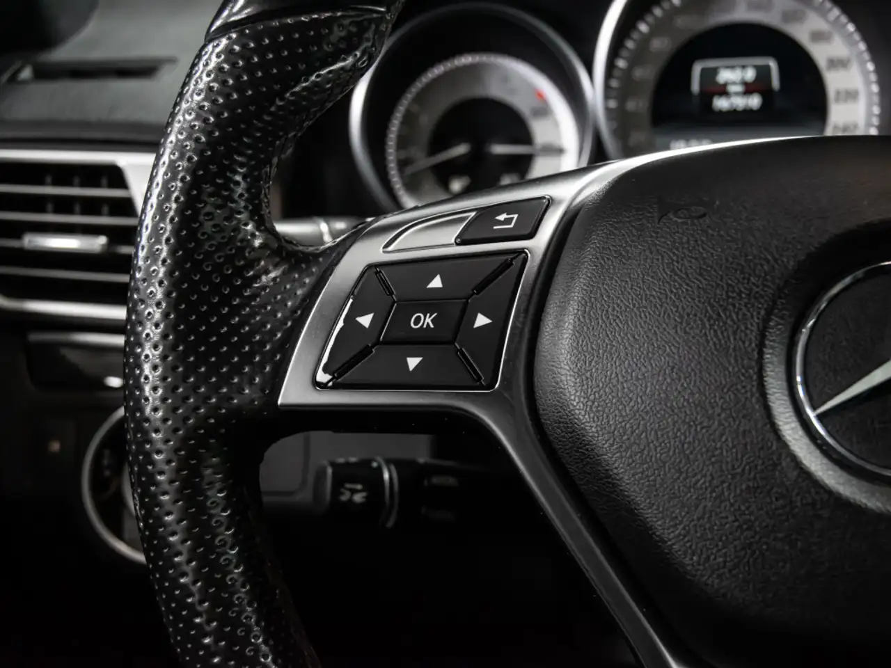 Mercedes-Benz E-Class снимка Mercedes-Benz E-Class