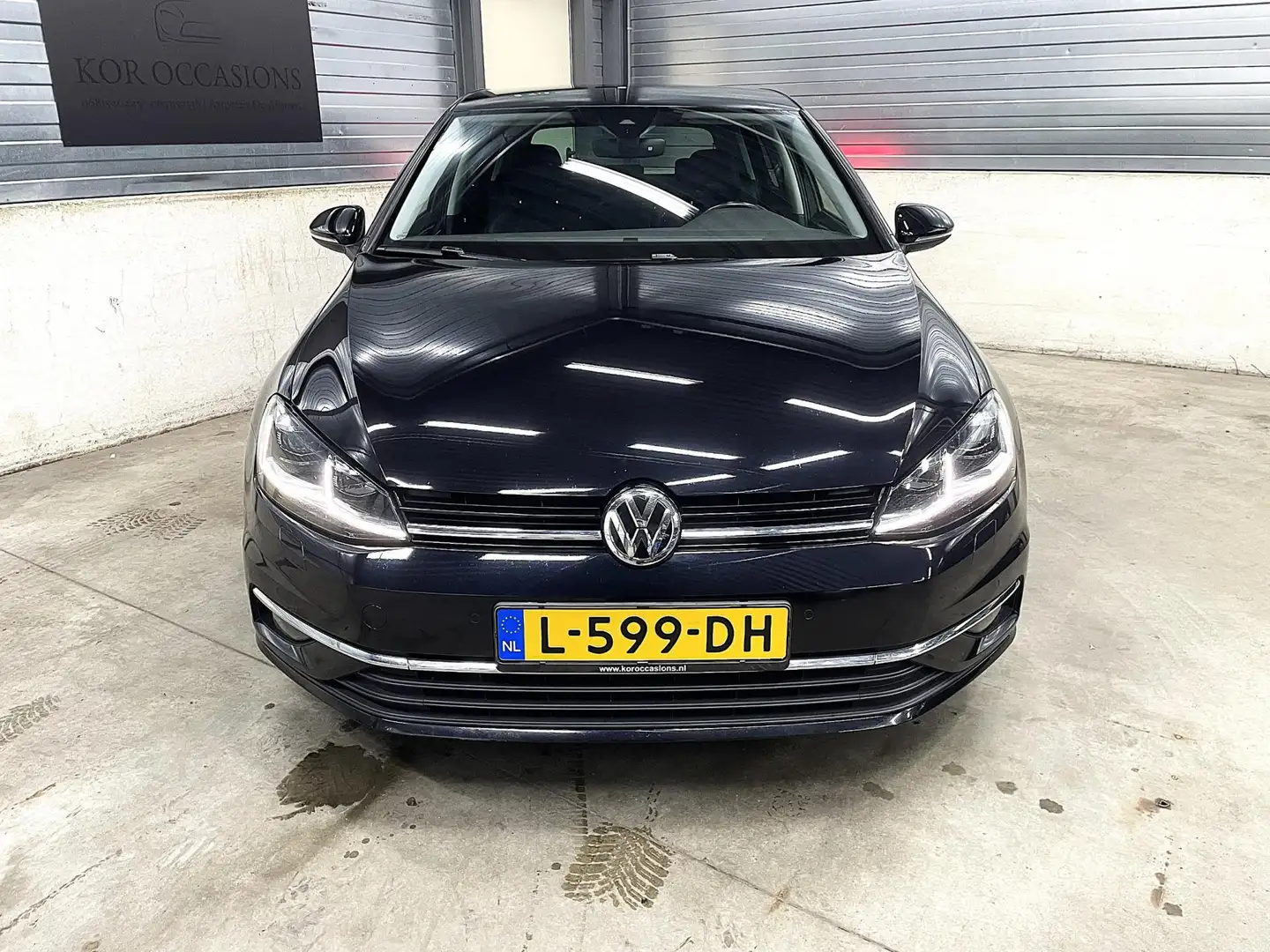 Volkswagen Golf 1.5 TSI Highline Business R virtual acc leer DSG m Zwart - 2